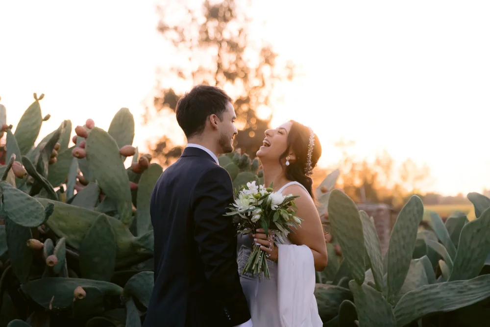 Los novios riendo en la última luz