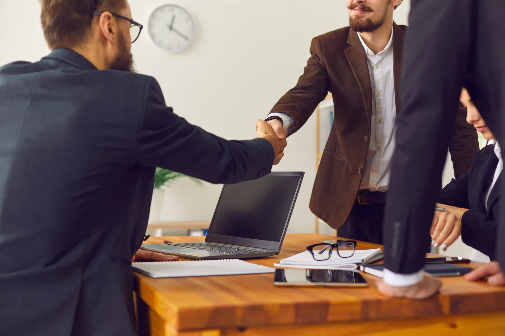 A client shaking hands with a financial advisor in Toronto