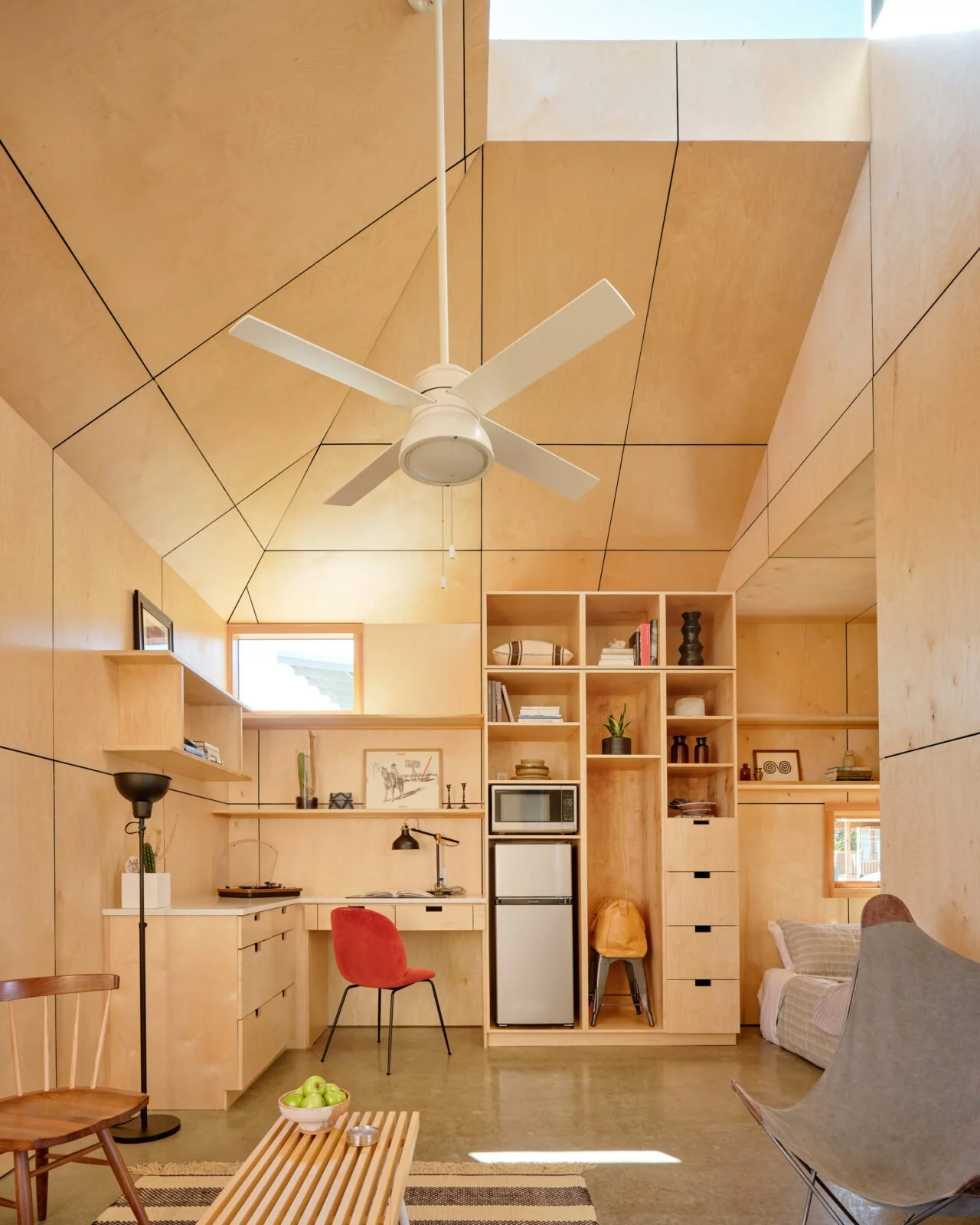 Tiny Victories: Richard's House
2021
_
"Not only is it this beautiful piece of architecture,
but it also incorporates indoor/outdoor spaces
seamlessly, which is really striking given how
tiny it is.” —2021 TxA Design Awards Jury
_
250 SF
Design Voic