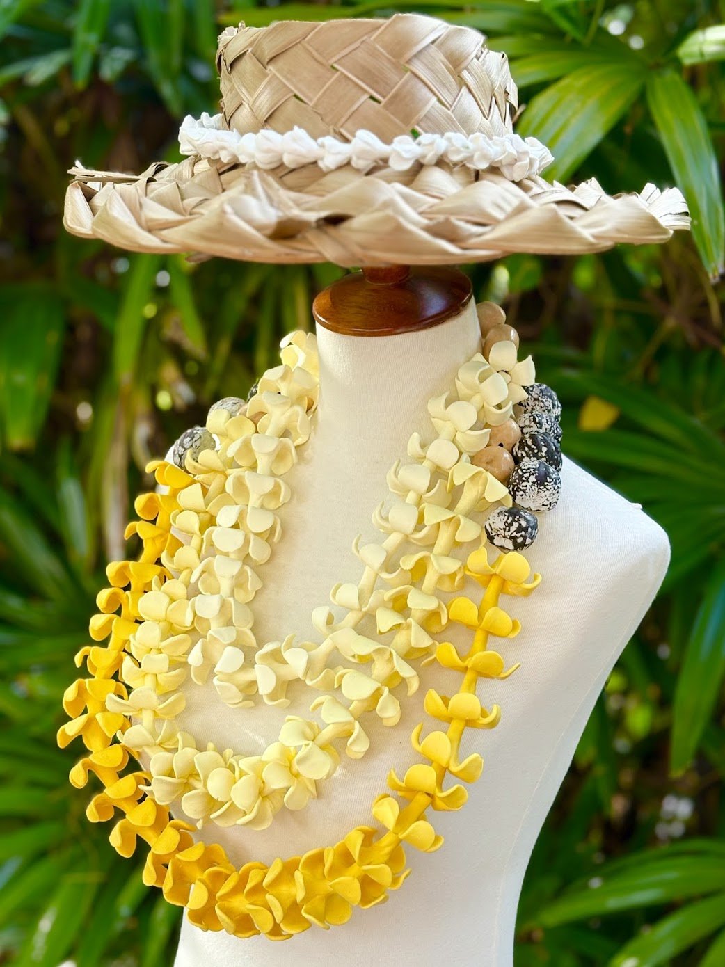 handmade cream white, cream yellow, golden yellow puakinikini lei (side view)