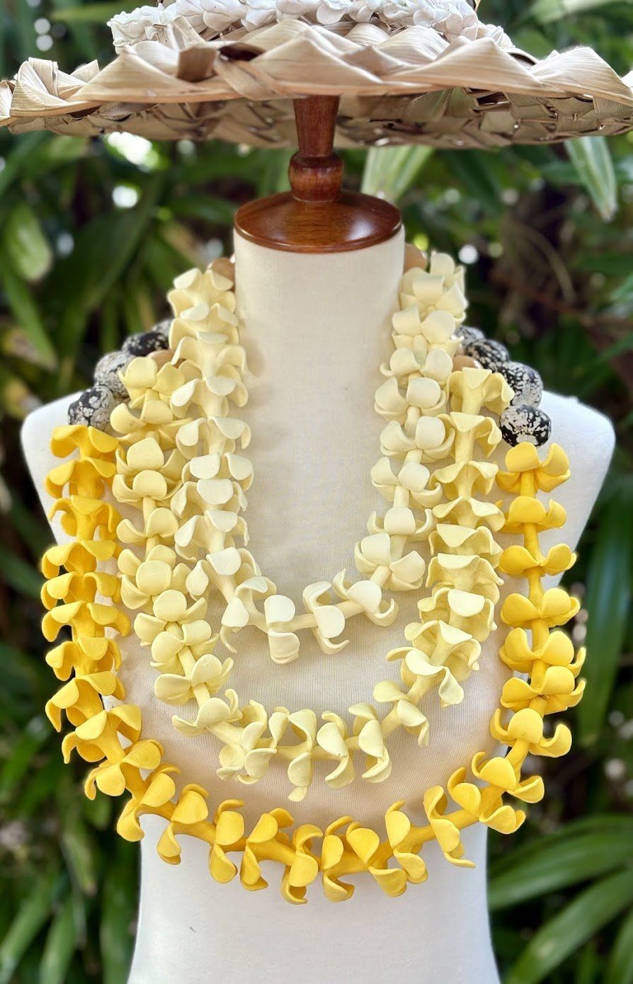 closer view of the handmade cream white, cream yellow, golden yellow puakinikini lei