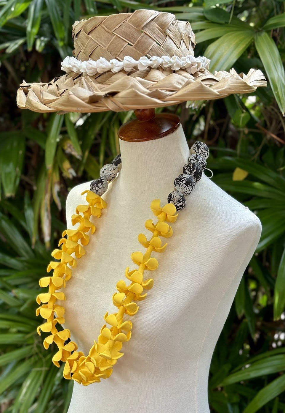 golden yellow puakinikini (side view)