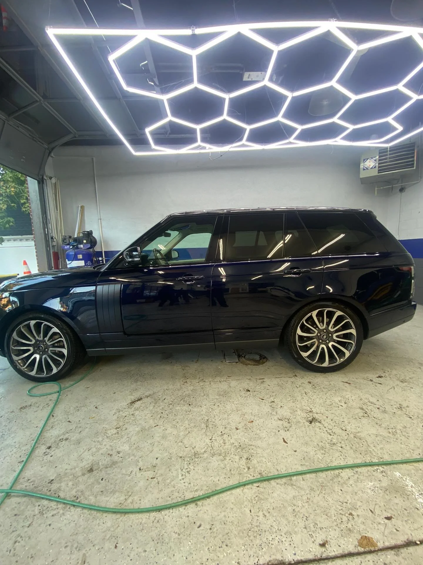 When the detail matches the drive👀

📍Serving [New Jersey ]
🚘 Interior &amp; Exterior Detailing | Wax | Paint Care
📲 DM or call to book your next appointment!
📞 (908) 899-2832

#RangeRover #LuxurySUV #AutoDetailing #GlossyFinish #InteriorDetailin