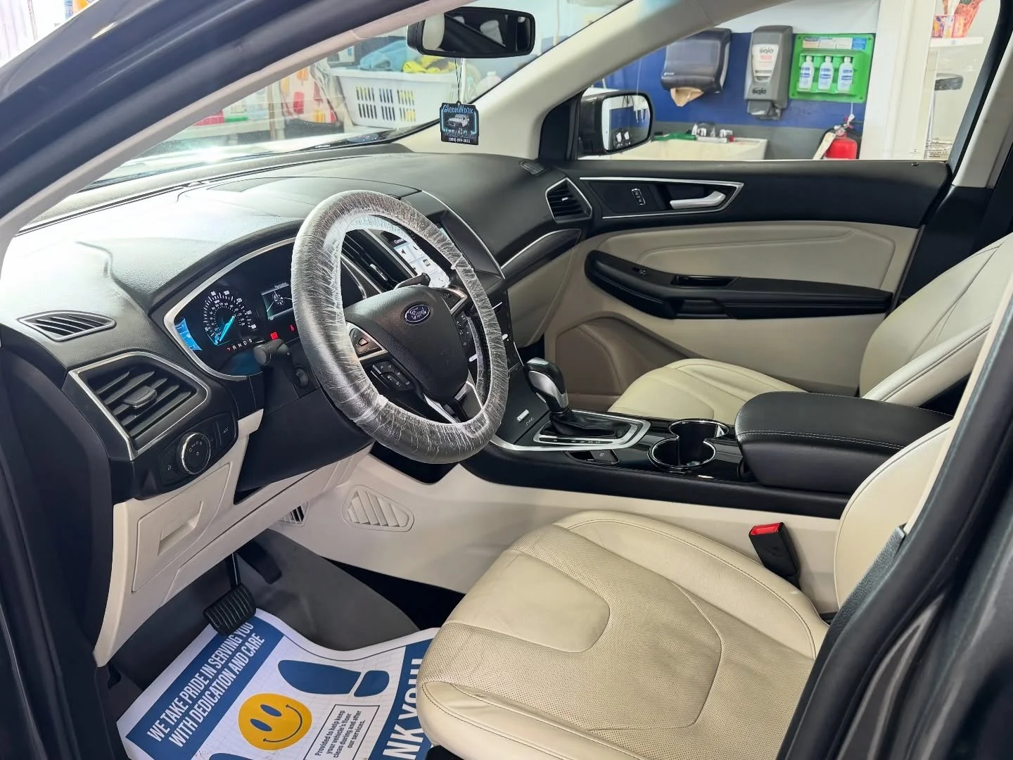 From rough to refreshed! This Ford Edge got our full interior detail and a full decontamination on the exterior with clay bar + iron remover. Smooth, clean, and looking brand new again

📍Serving [Basking Ridge ]
🚘 Interior &amp; Exterior Detailing 