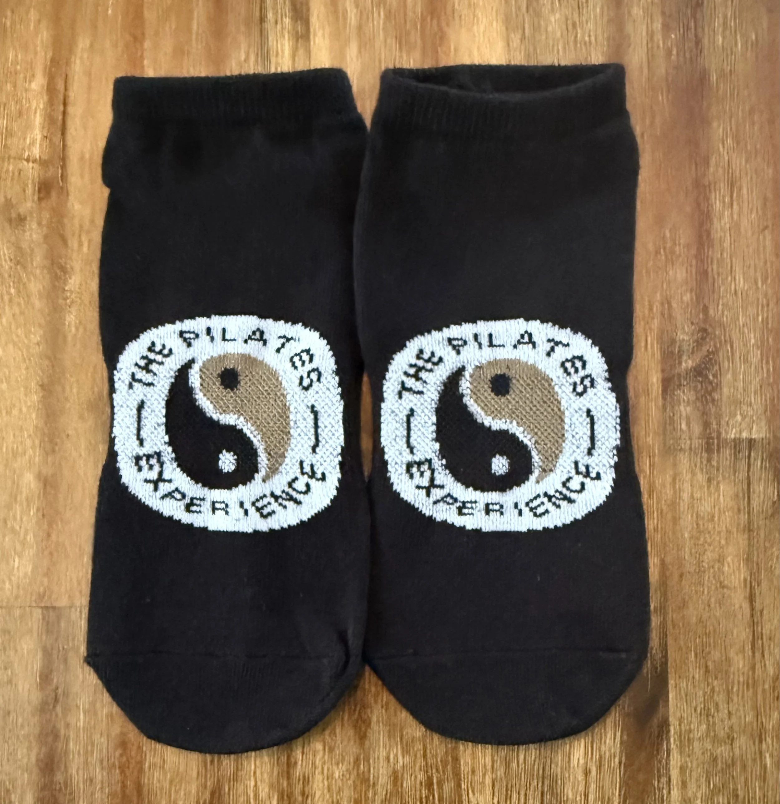 Black no-show logo grip socks