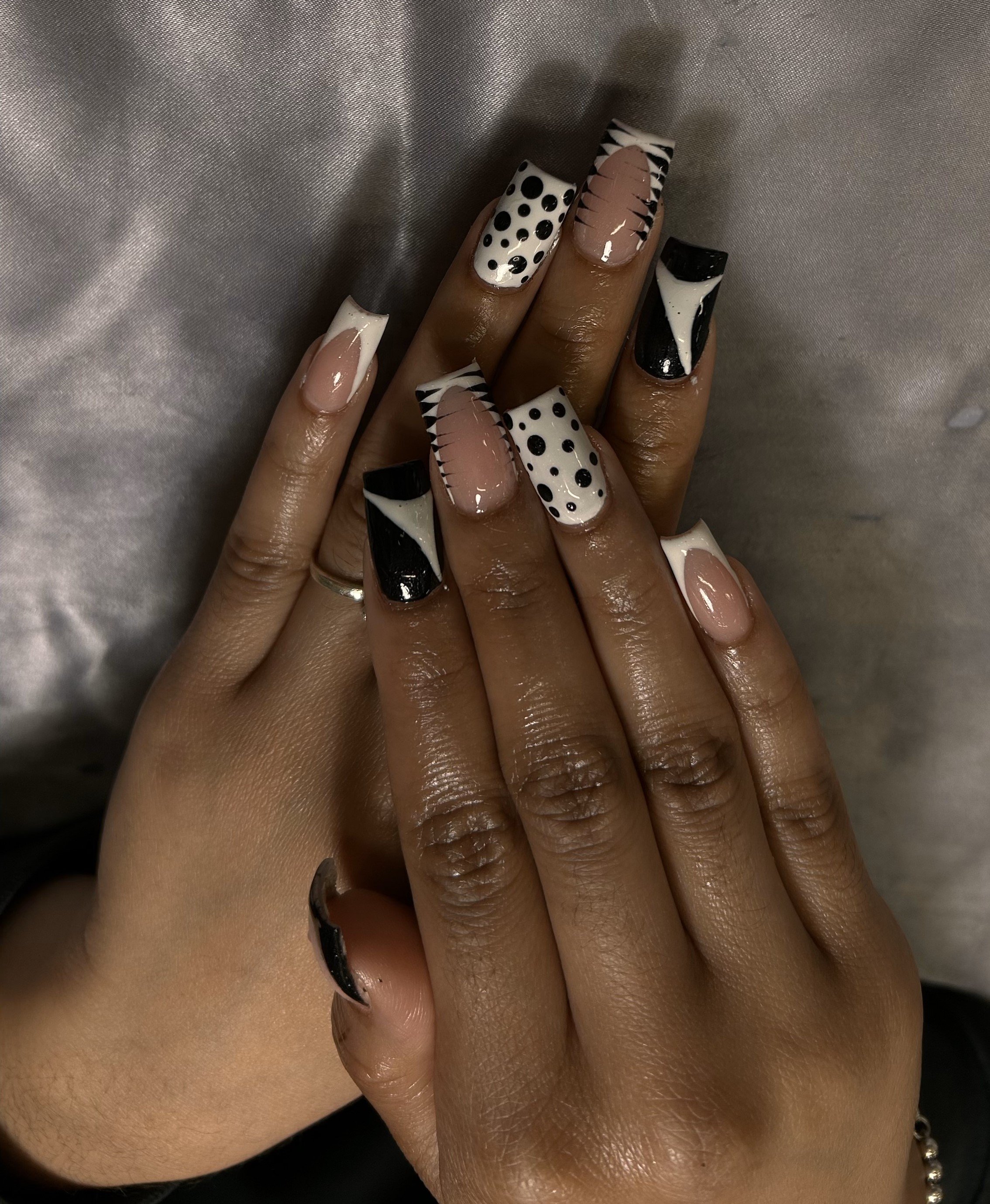 Fill-In Nails :
I used to struggle with lifting and cracks between fills, but ever since I started going to NI NAILED IT, my nails stay flawless for weeks. The fill-in service is so seamless, it looks like a brand new set every time.