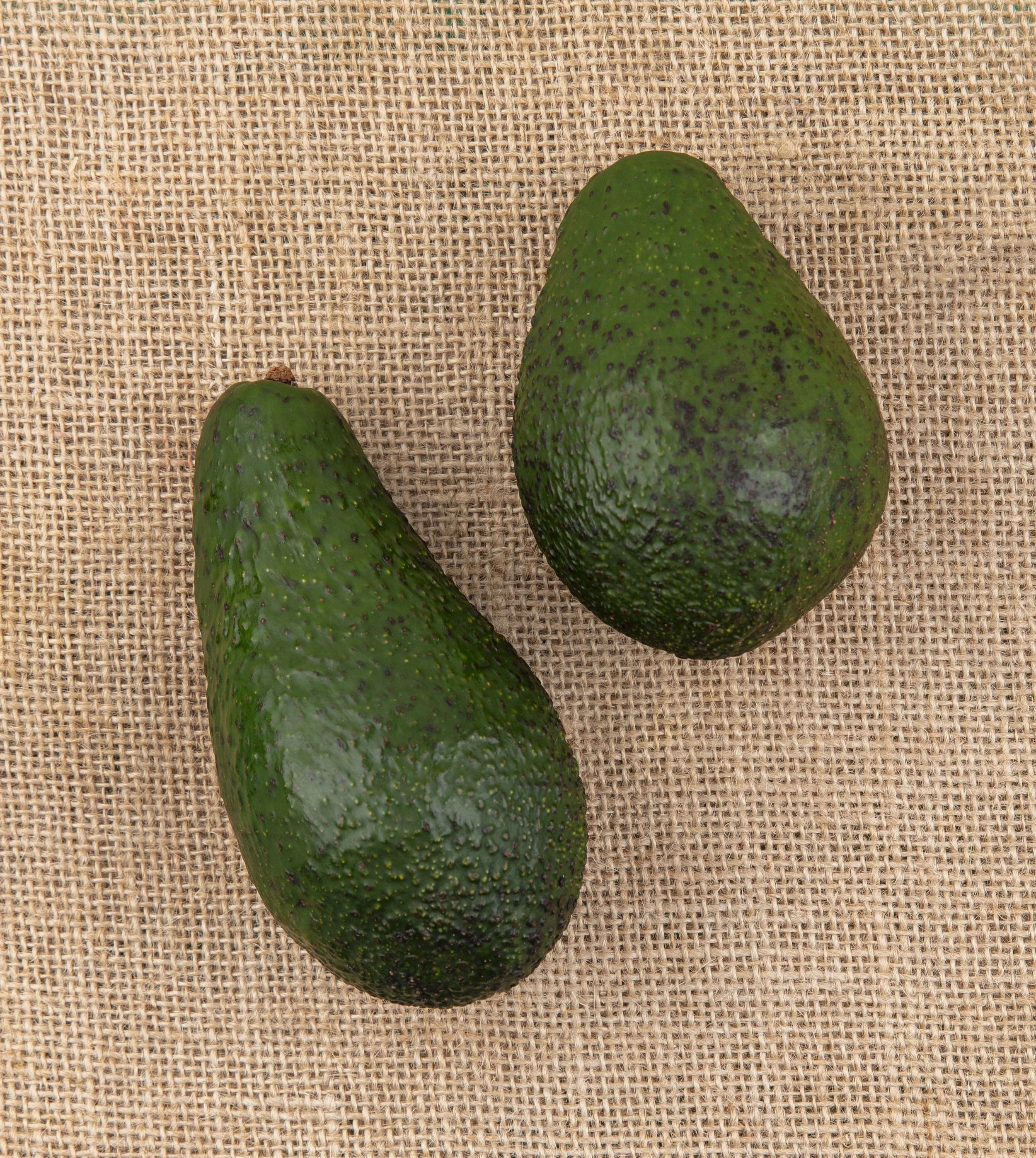 vista-superior-de-aguacates-verdes-frescos-y-saludables-en-la-superficie-de-tela-de-saco.jpg