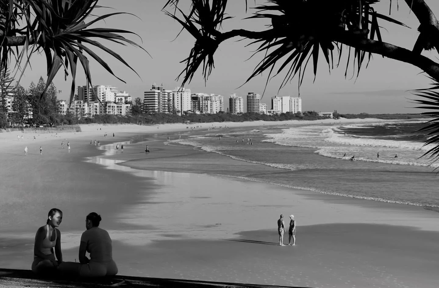 I keep returning to this vantage point overlooking Mooloolaba Beach QLD-
#streetphotography #travelsnaps #iphonesnaps