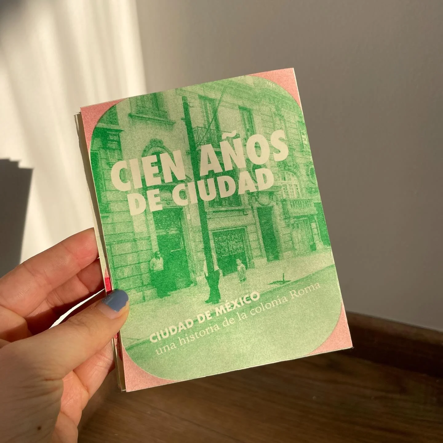 Acabo de terminar este fanzine sobre la historia de la colonia Roma con la ayuda del equipo incre&iacute;ble de @impresosmexi.co . Cuenta la trayectoria del barrio desde su fundaci&oacute;n hasta hoy en d&iacute;a, desmitificando los procesos de camb