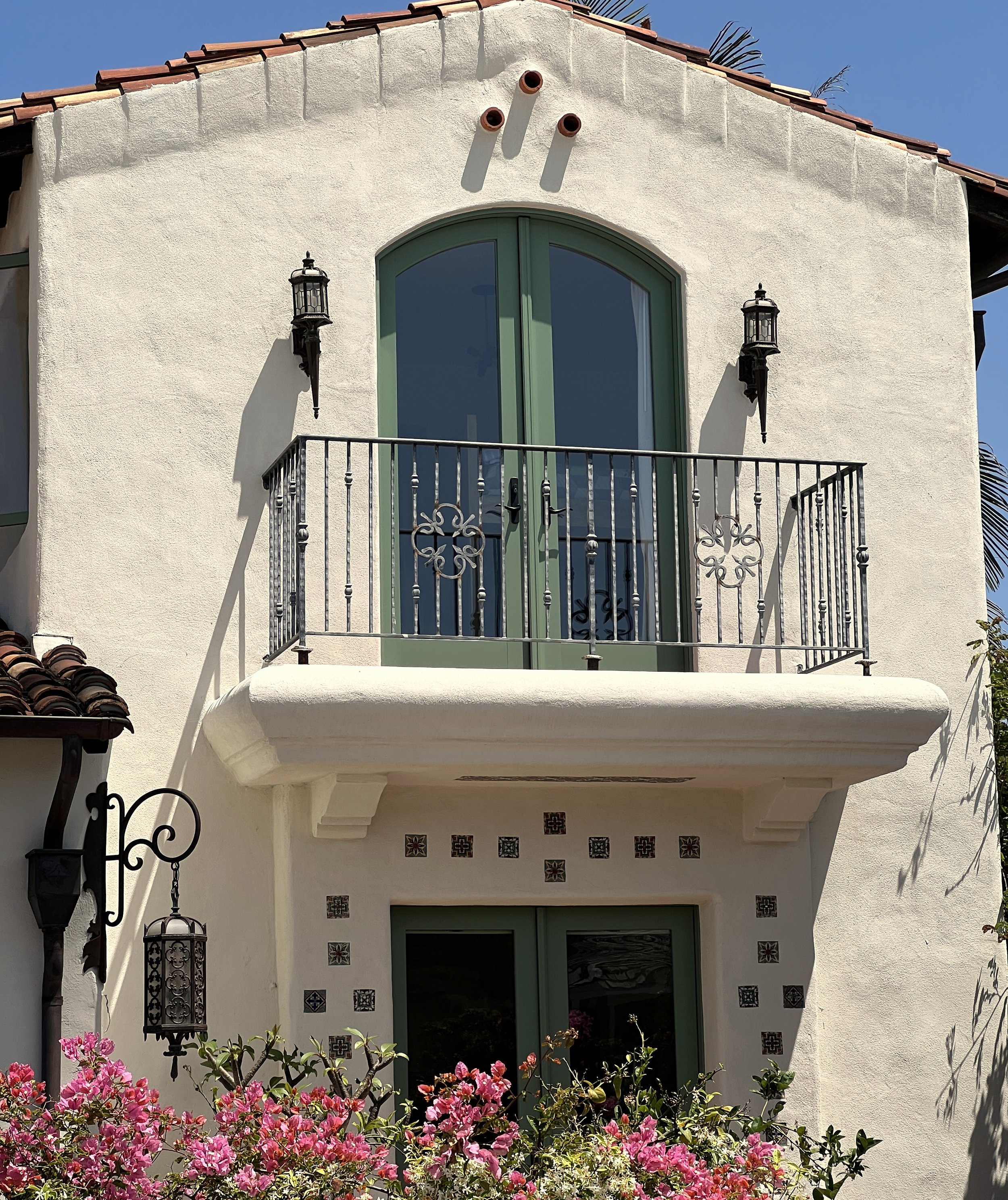 03-san-diego-colonial-arch-bougainvillea-travel-photography.jpg