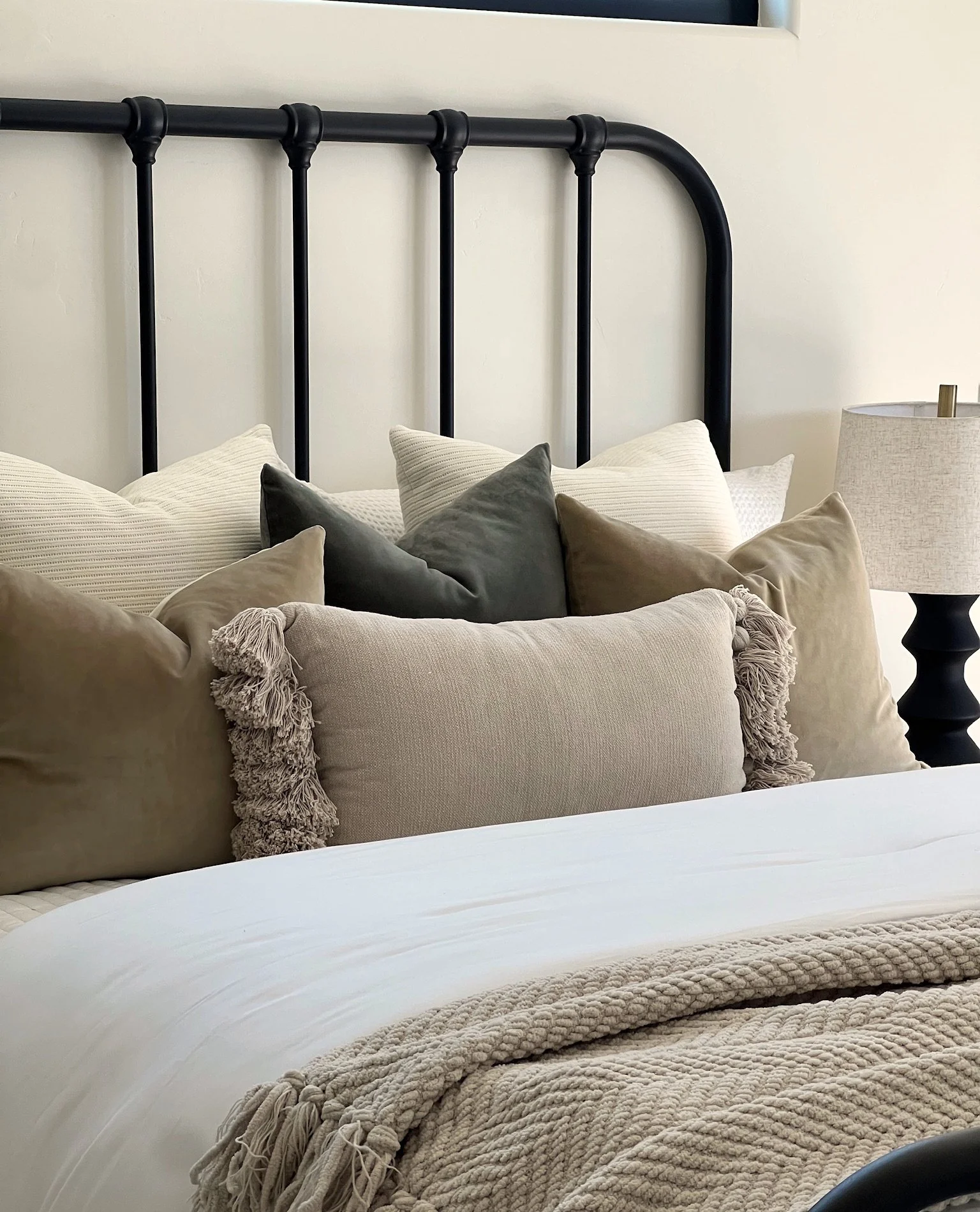 24-coastal-bedroom-styling-earth-tone-pillows-content-creation.jpg