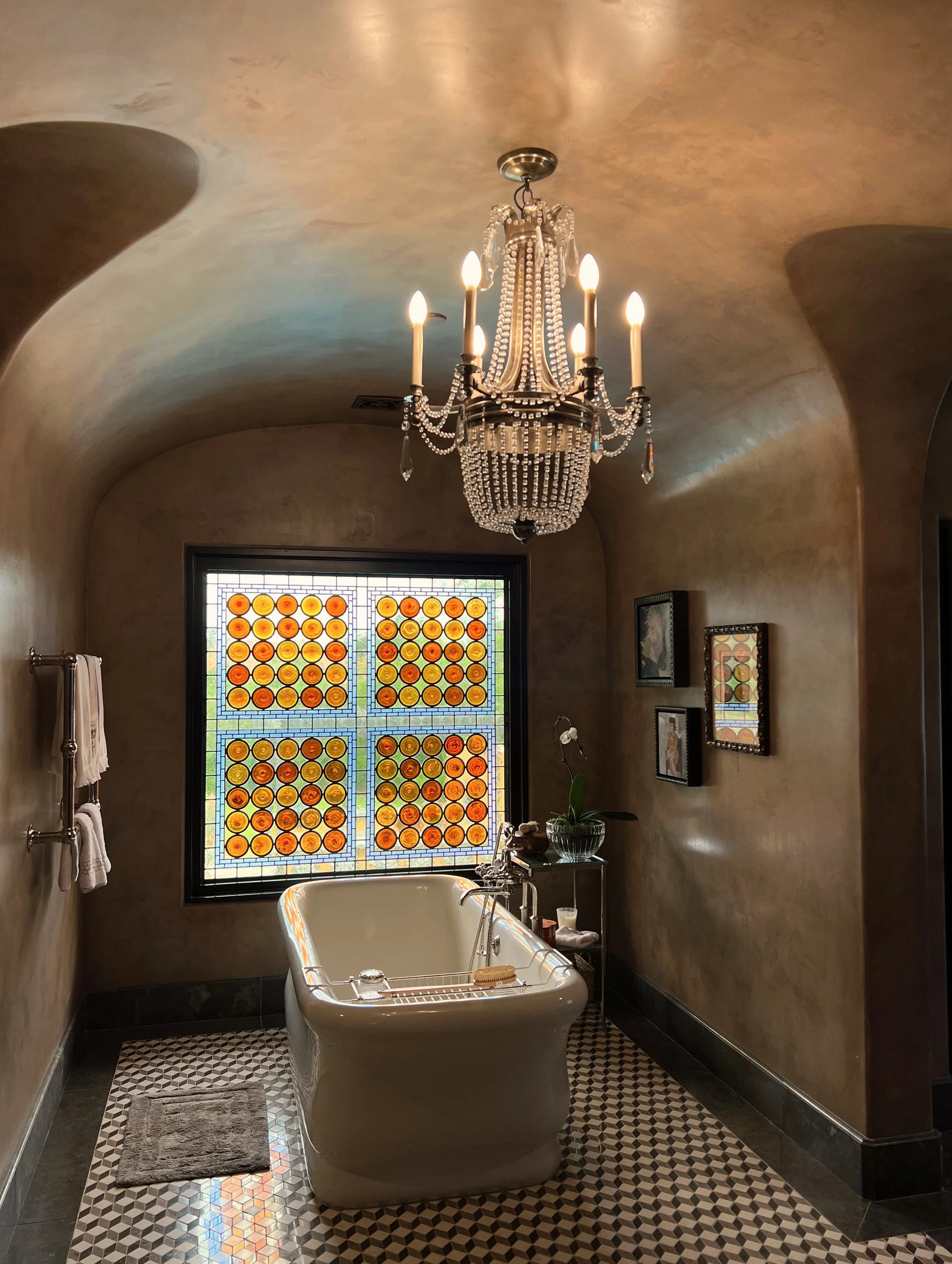 21-luxury-hotel-bathroom-chandelier-stained-glass-travel-content.jpg