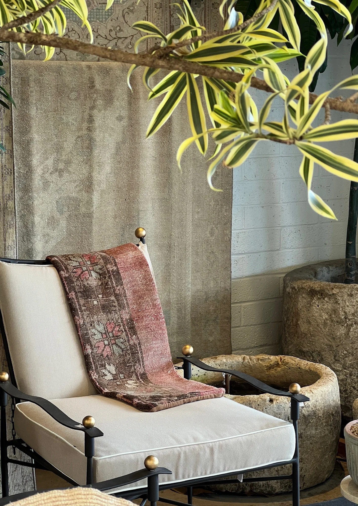 18-boho-lounge-chair-vintage-rug-lifestyle-content-creator.jpg