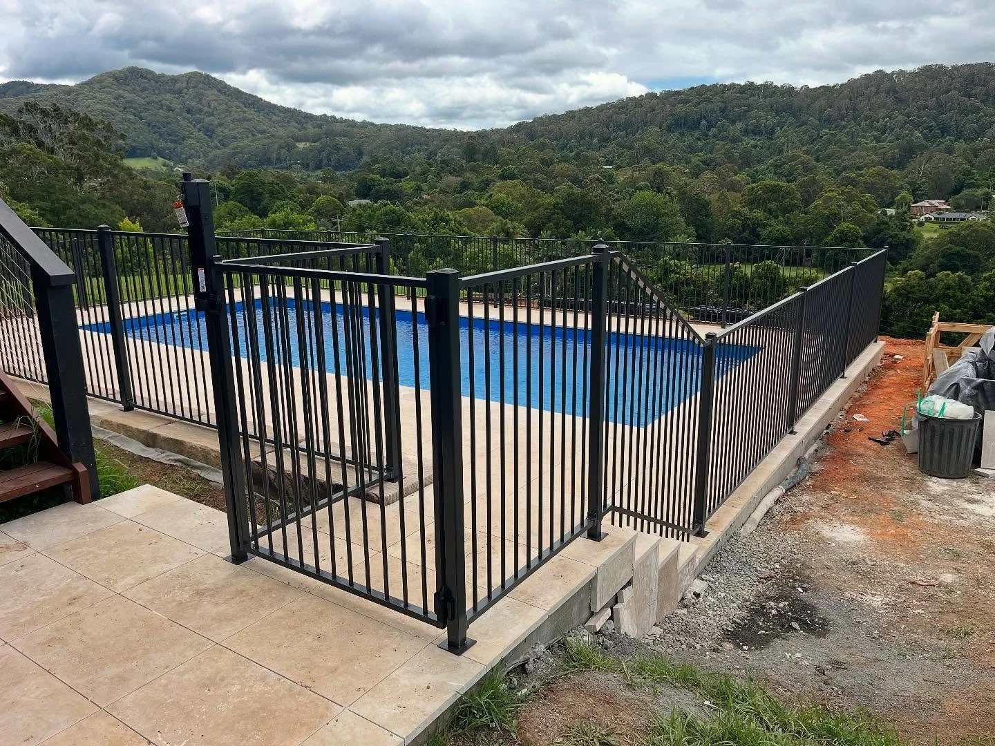 Minimalistic pool fencing, a subtle complement to beautiful scenery!🌳⛰️

#poolfence #fenceinstallation #customfencing #bonvillefencing #bonville