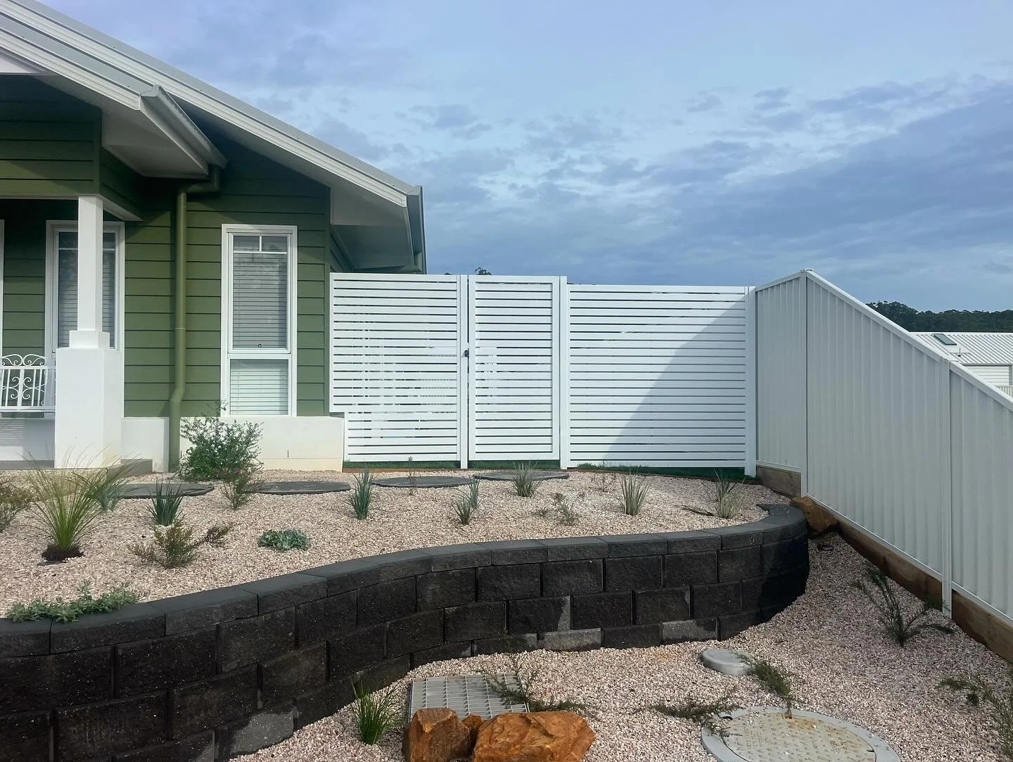 Do you want to enhance your home with some privacy slat screening and gates? Give us a call!

#rustfree #powdercoatedaluminium #bonville #bonvillefencing #privacyscreen