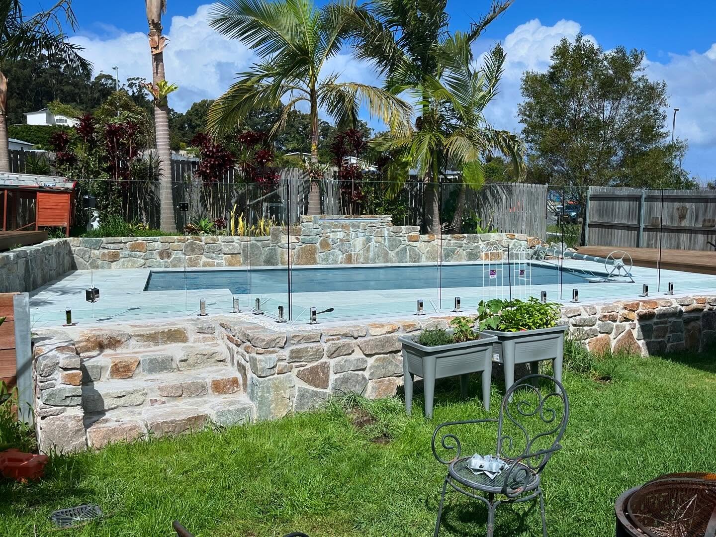 A frameless glass pool fence; the perfect finishing touch to your summer dream🙌🏼

Call us now for your free quote
 📞 0493 623 297

#enduroshield #glassfence #glasspoolfence #bonvillefencing #fencing #summer #polarishinges #softclose