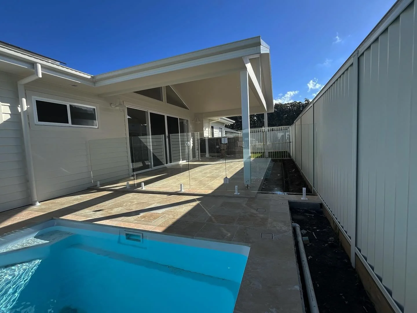Frameless glass pool fence inclusive of white matte accessories, featuring Polaris soft close hinges 🤩✨

Call us now for your free quote!!
📞 0493 623 297 

#bonvillefencing #poolfence #glassfence #glasspoolfence #colorbondfence