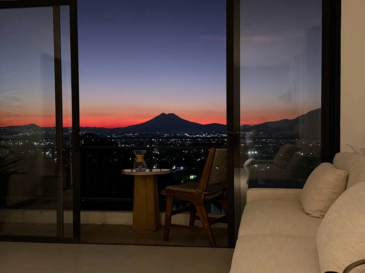 El amanecer que se vive, desde la comodidad de tu sala o la libertad de tu terraza.