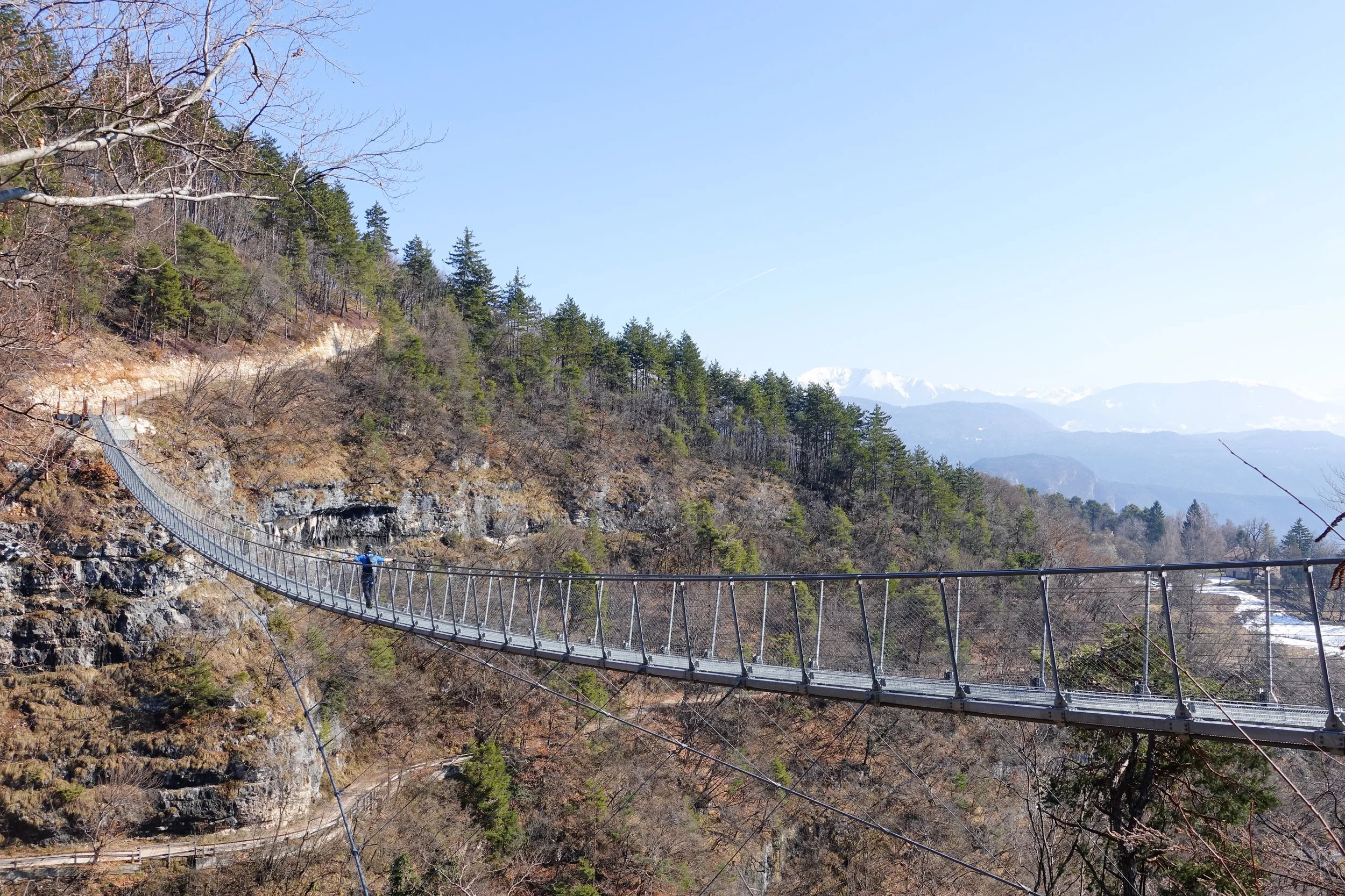 Long and exposed suspension brige 