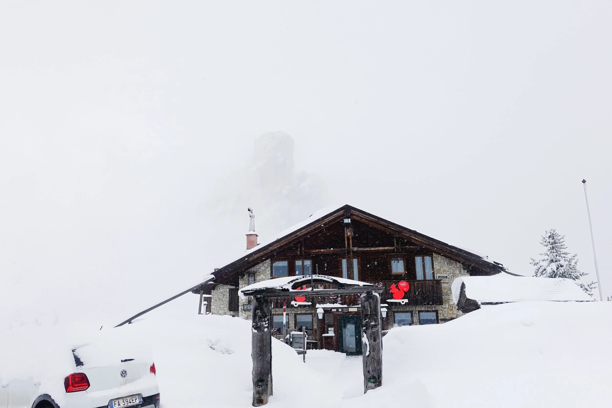 passo-giau-hut-dolomites-ski-safari.jpeg