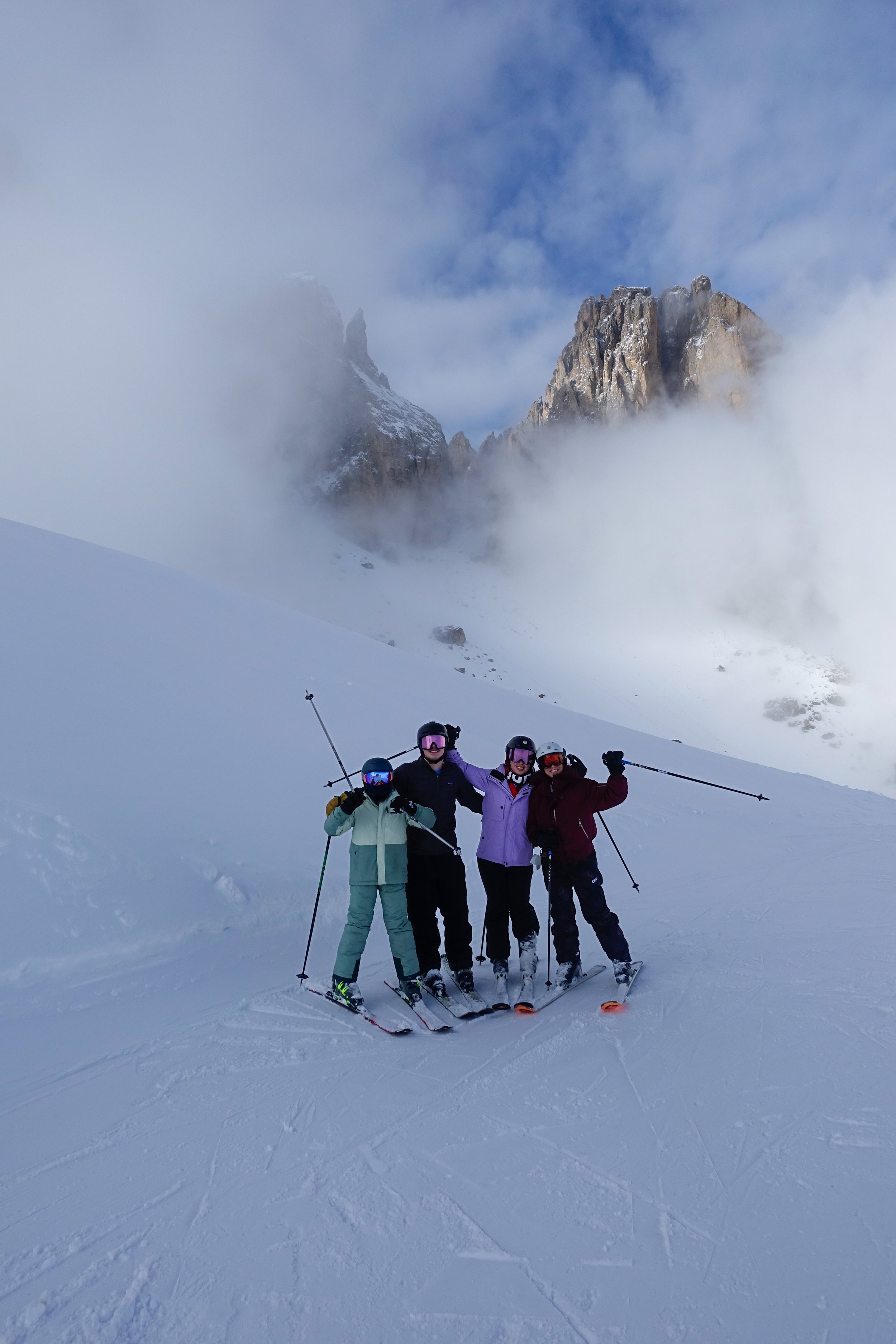 group-of-clients-during-sellaronda-ski-tour.jpg