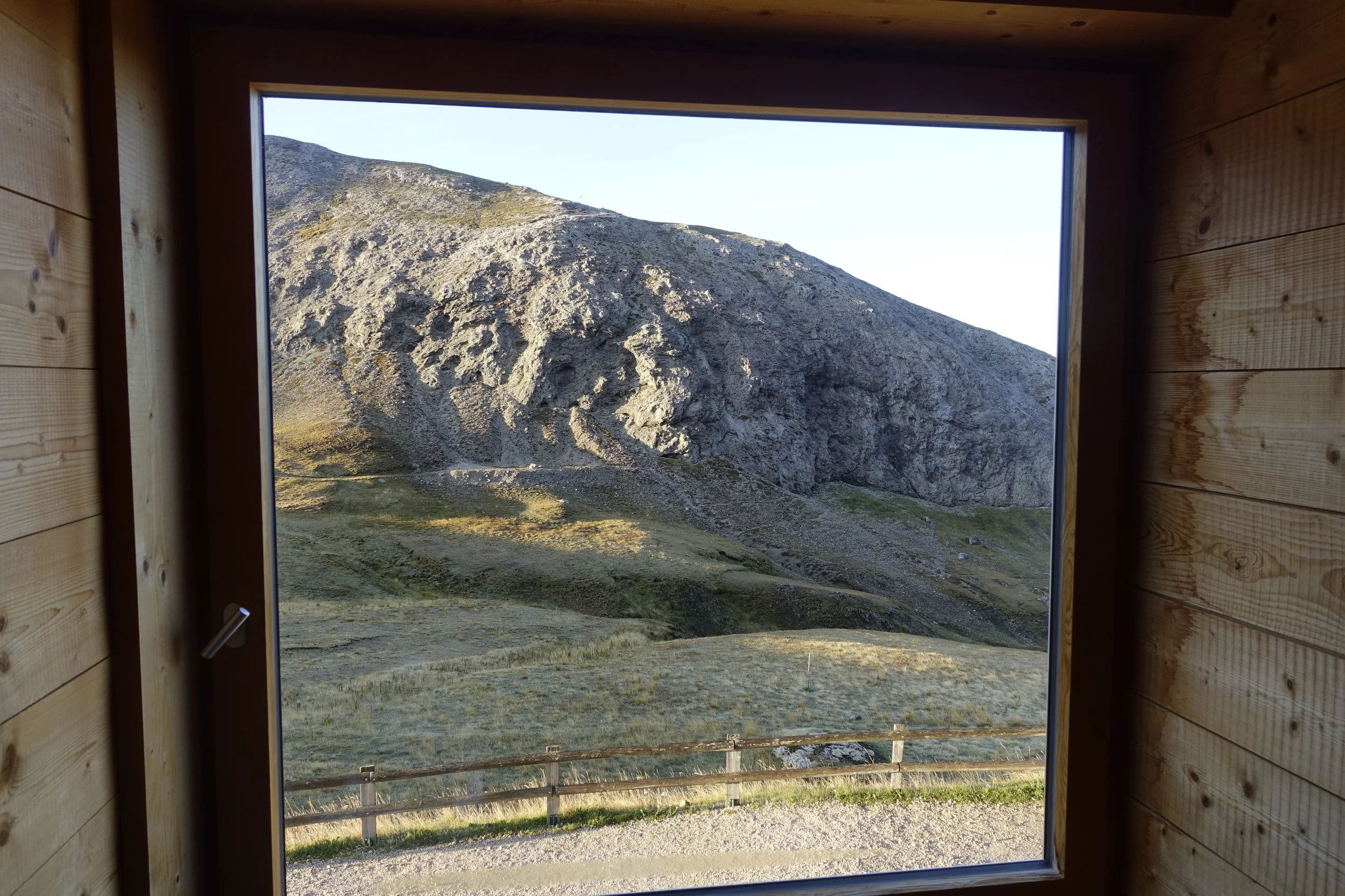 inside-rifugio-alpe-di-tires.JPG
