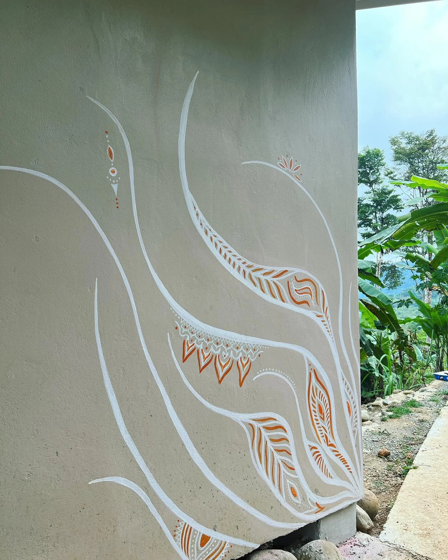 This art piece was completely intuitive. Staying at a place like @finca.loa made me want to create a painting that aligned with the state of meditation, like doing a mandala. At the same time I felt like adding something more organic and slightly fem