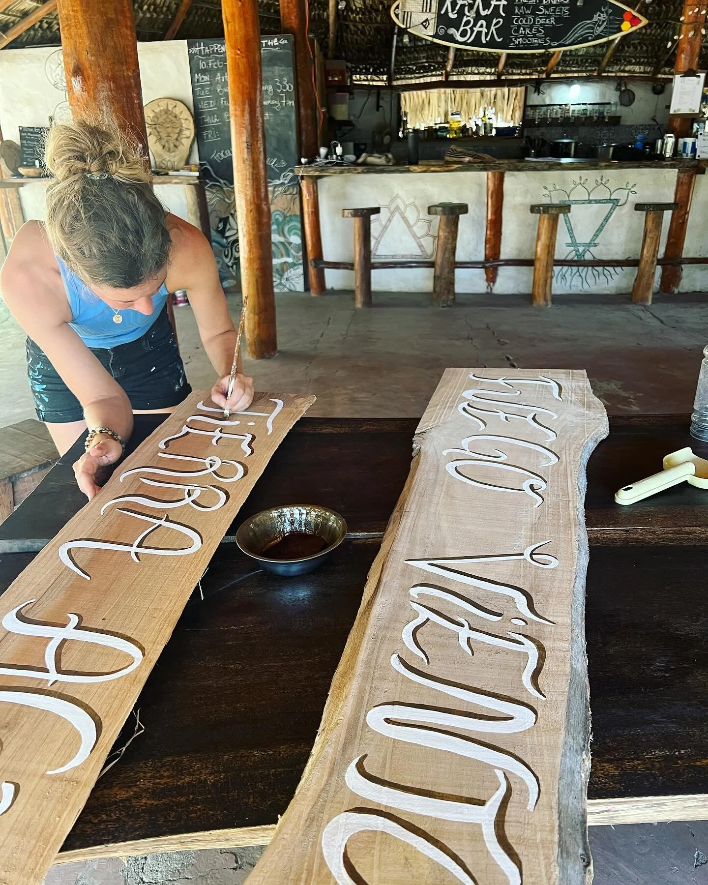 Painting signs for the Caba&ntilde;as @carpediemecoretreat I wanted a warm brown color for the shading, but there wasn&rsquo;t any here at this island&hellip;..- so I just made my own🤗💪. #naturalcolors #makemyownpaint #becreative #findsolutions #pa