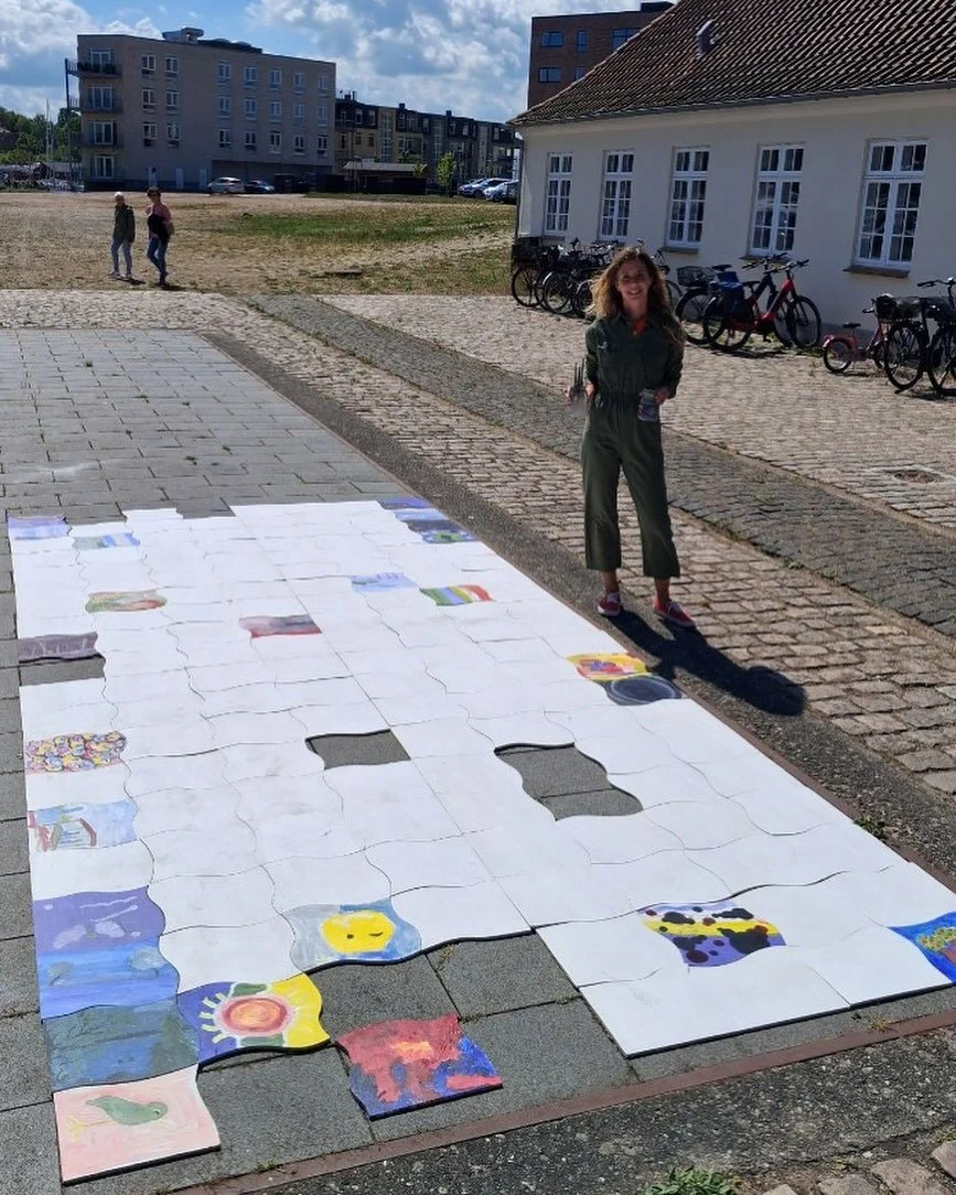 ART THAT CONNECTS ❤️ This weekend @rasbjorn  and I held a workshop at the harbour in Haderslev. We invited the crowd to paint a piece of the puzzle. More than hundred pieces where painted and even more brushes where washed 🎨😅 It was a beautiful sun