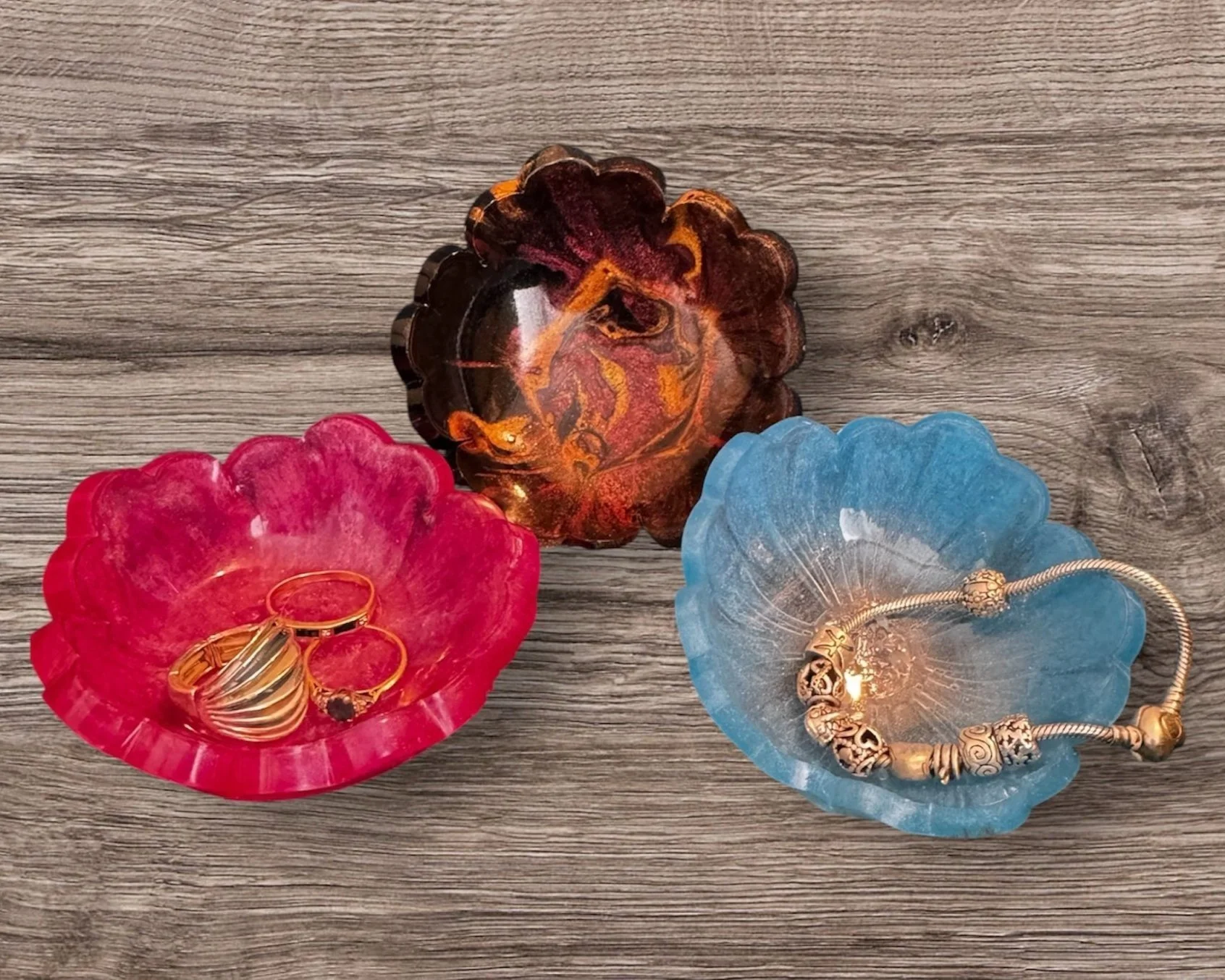 Handmade resin trinket bowl for jewellery or snacks. Stylish, colourful & unique. Perfect gift with matching tray option available.