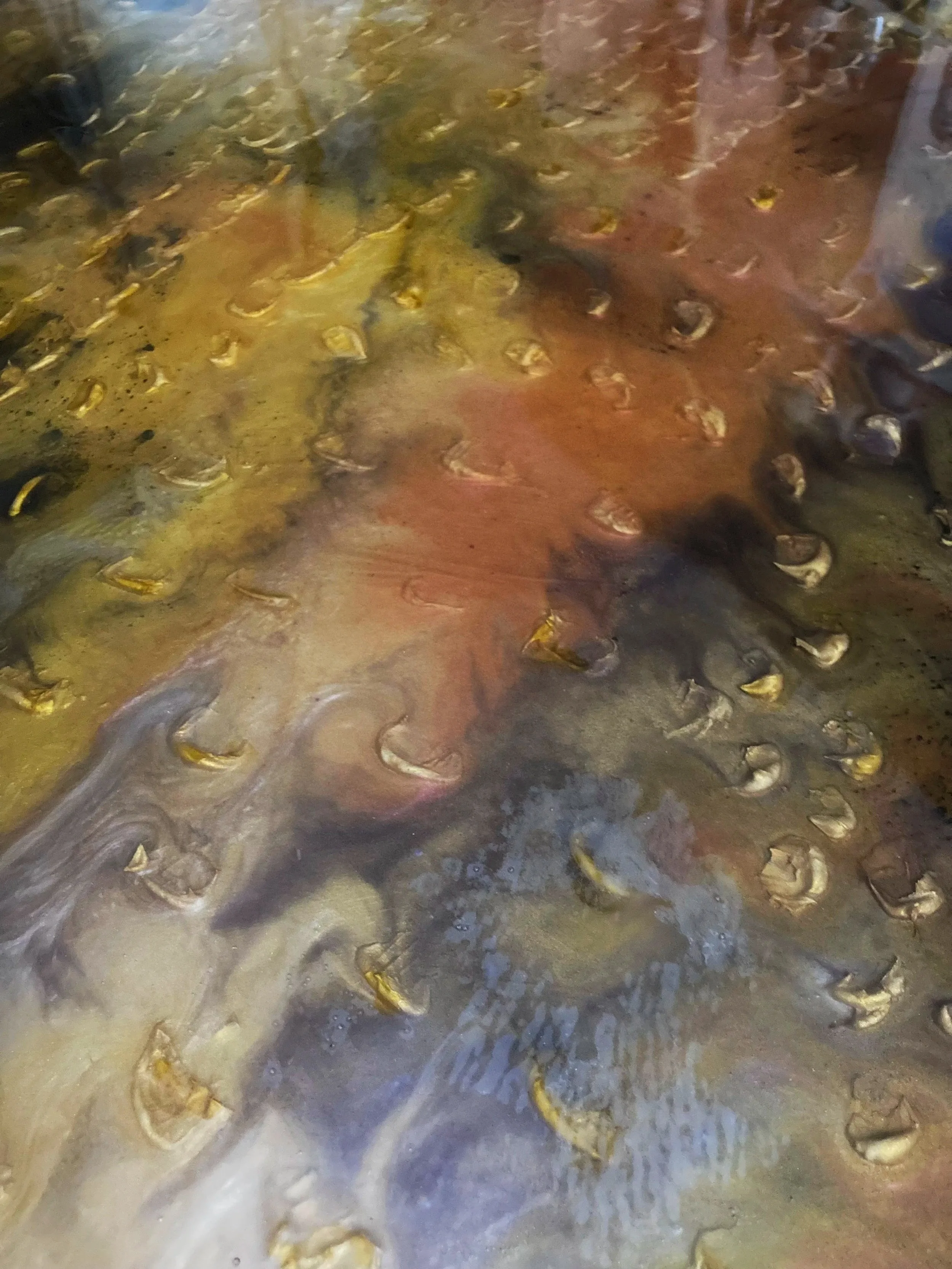 Photo floue d'une surface métallique avec plusieurs boulons ou rivets.