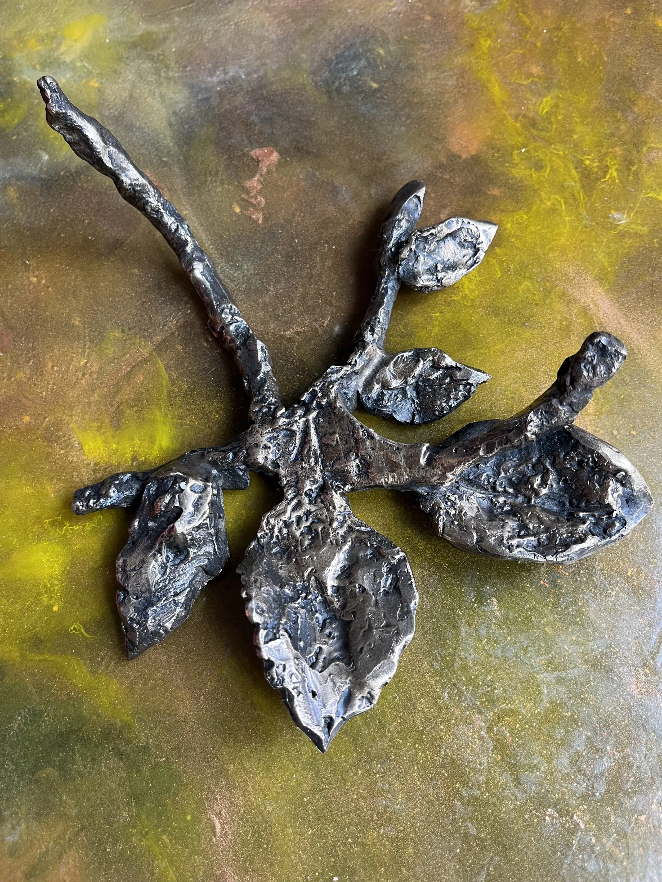 Base amovible en forme de branche d’arbre en bronze patiné et numéroté