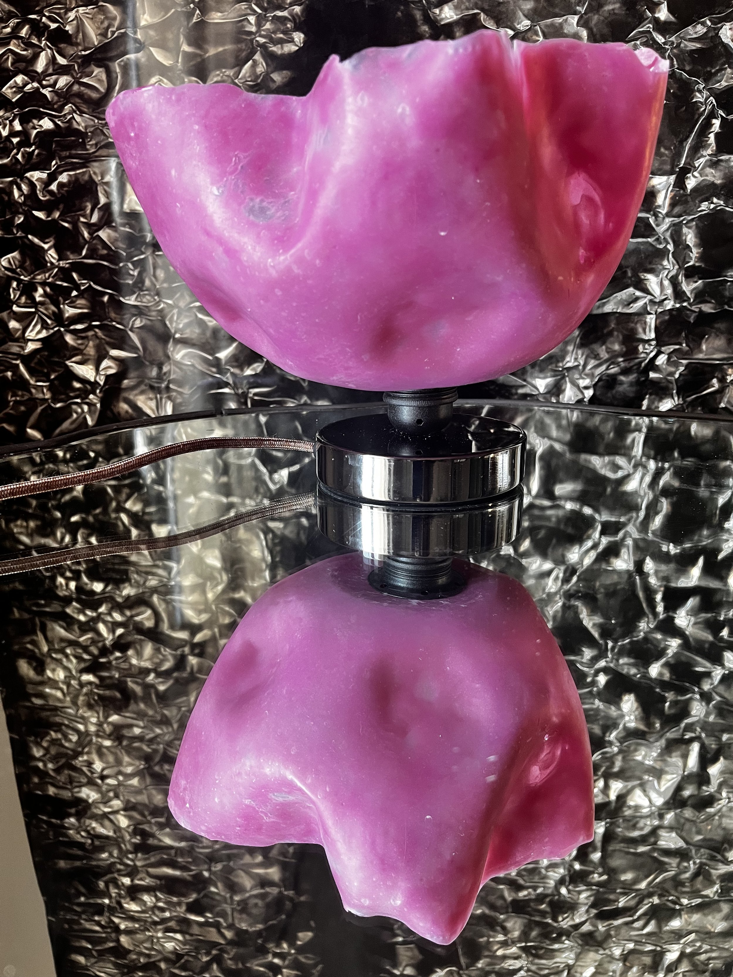 Hauteur : 17 cm (ajustable) —
Base en métal —
Câble en tissu