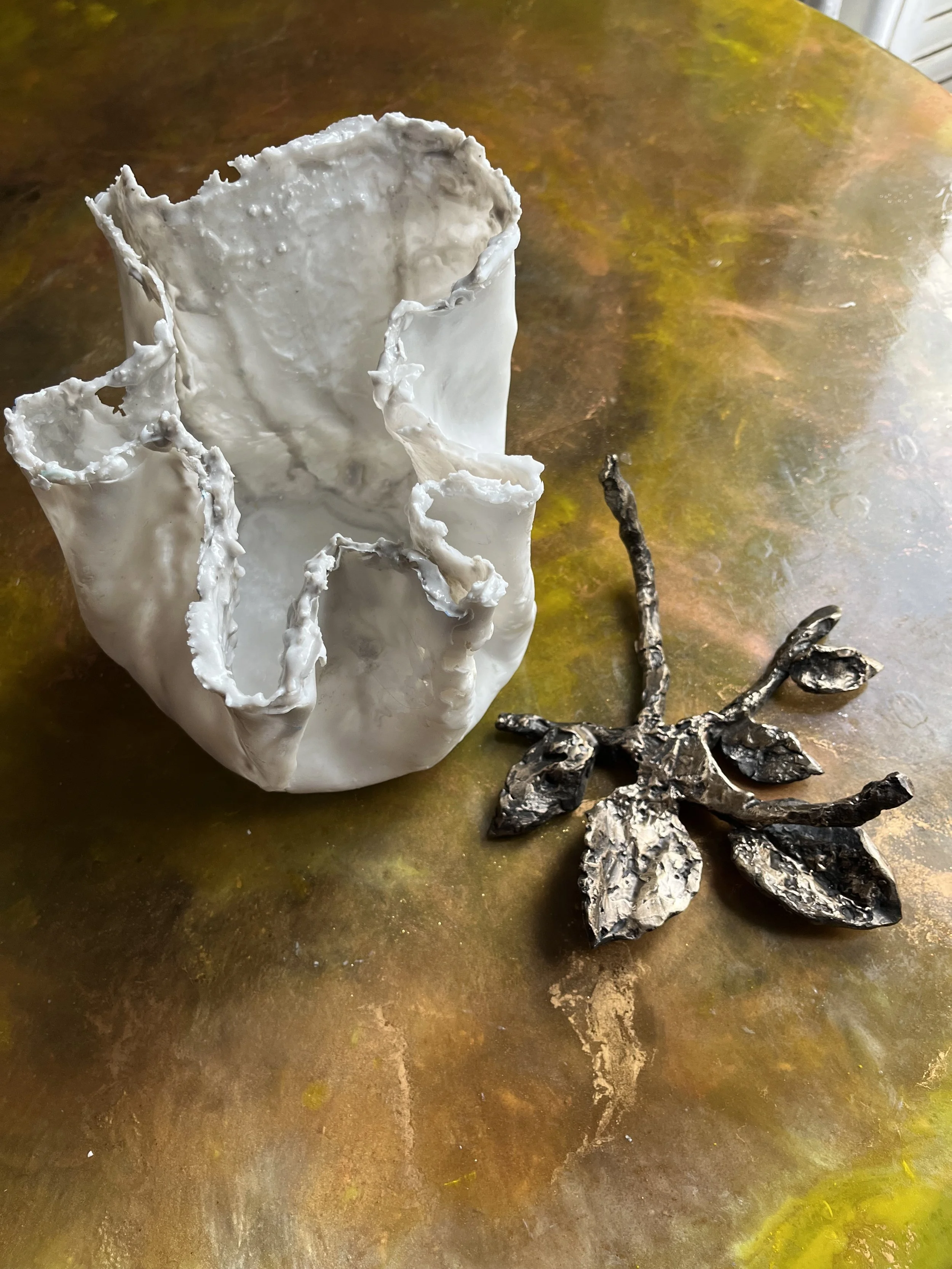 Base amovible en forme de branche d’arbre en bronze patiné et numéroté