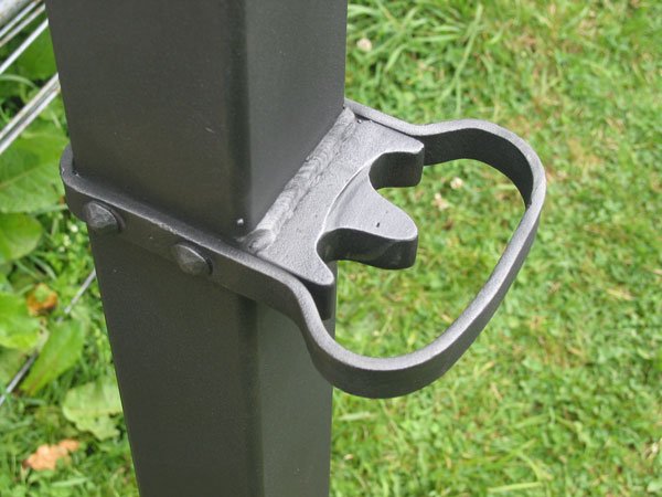 Self closing pintle
