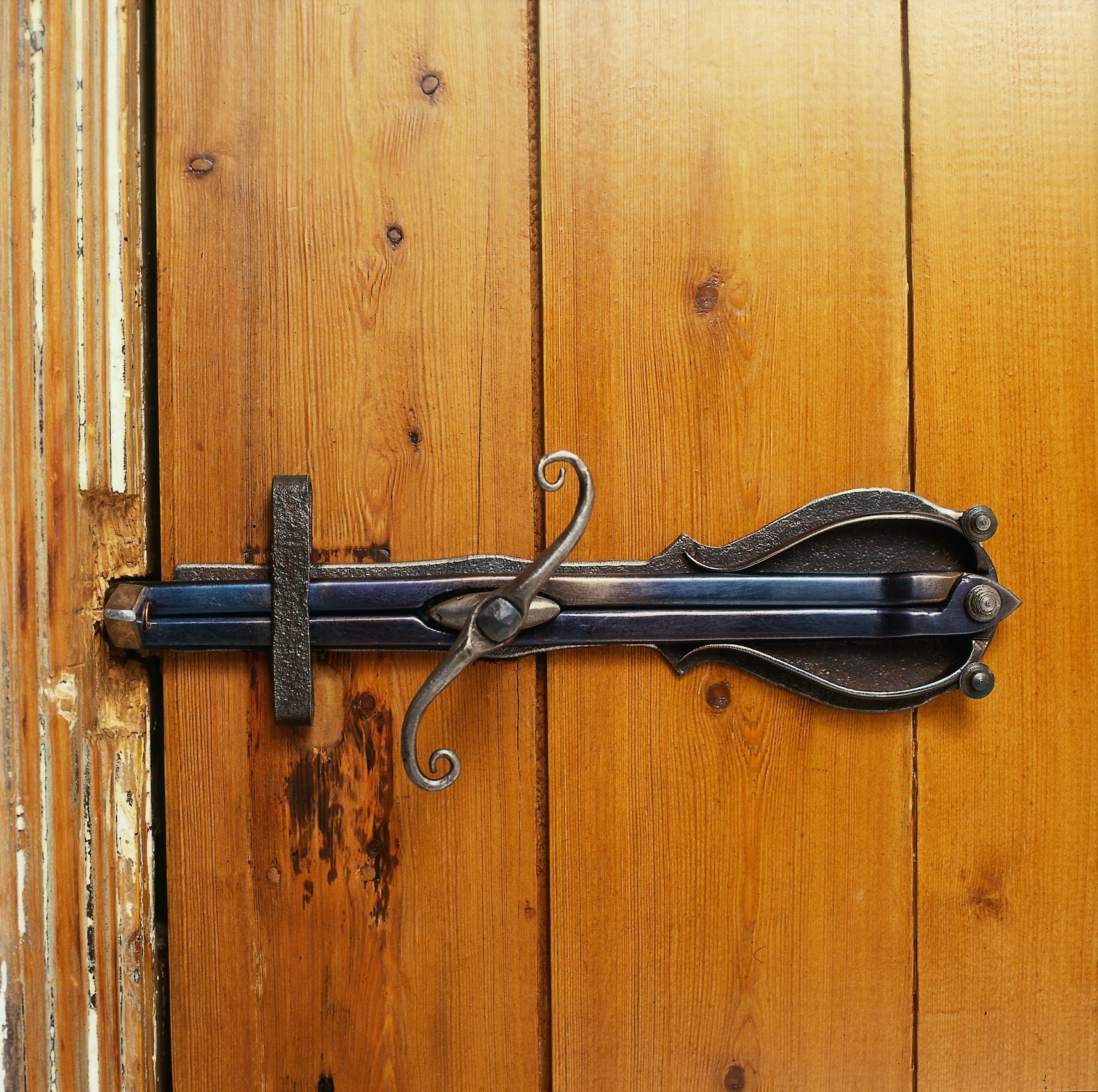 Scissor action sprung latch