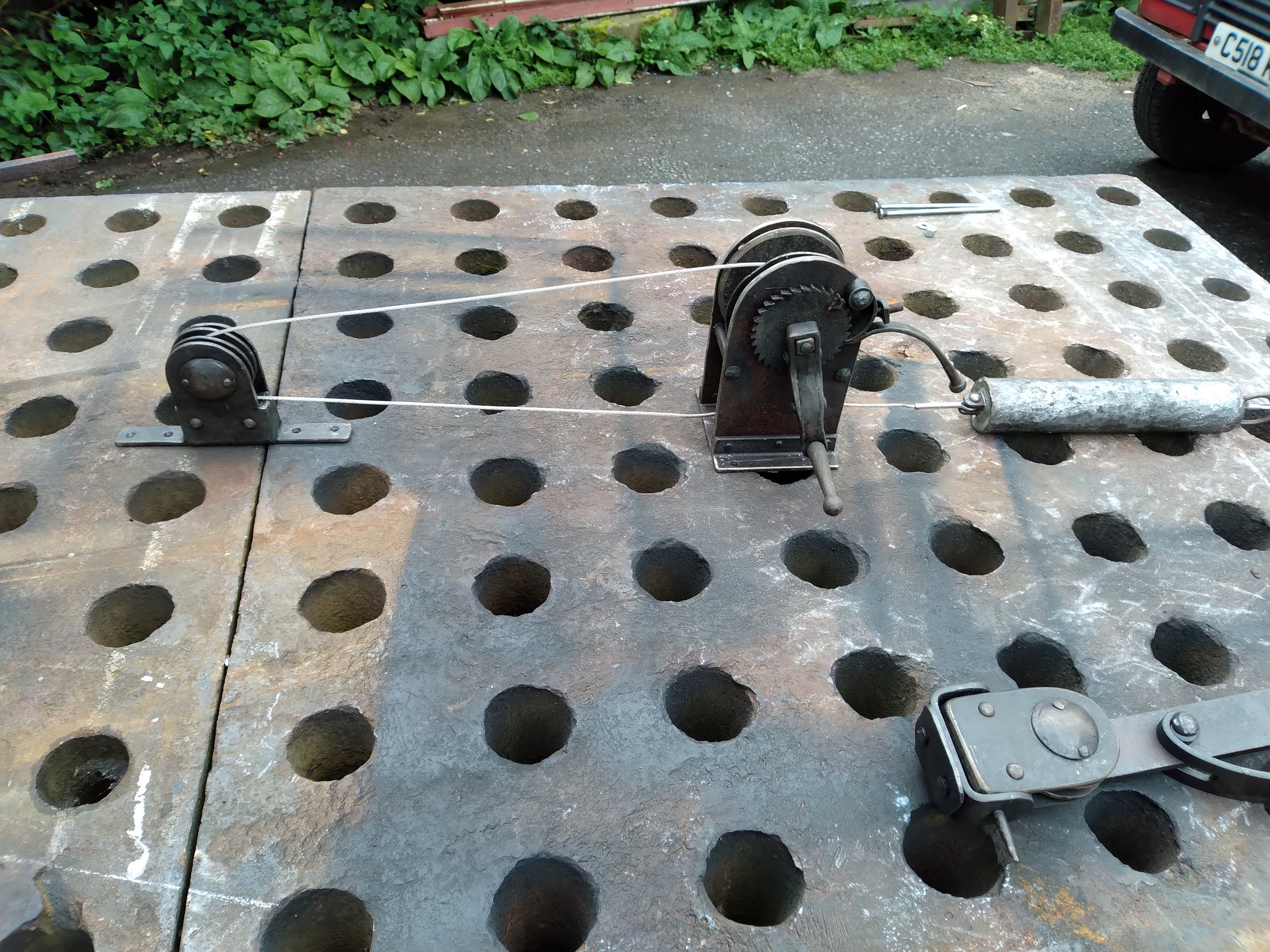 Winch, pulley and hanger for chandelier