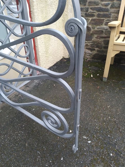 Wheeled drop bolt on No 5 gate