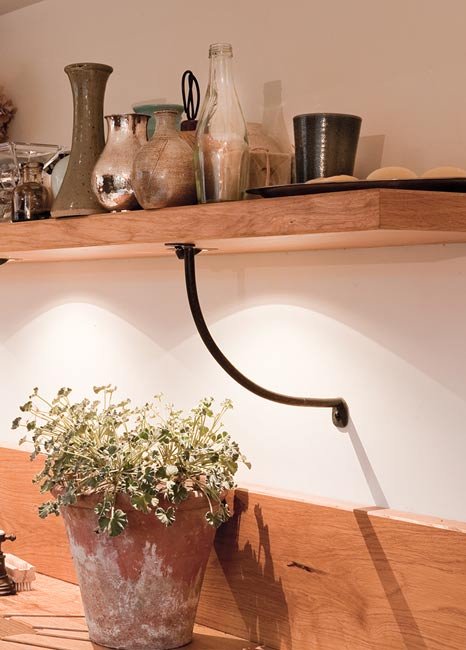 Simple shelf bracket