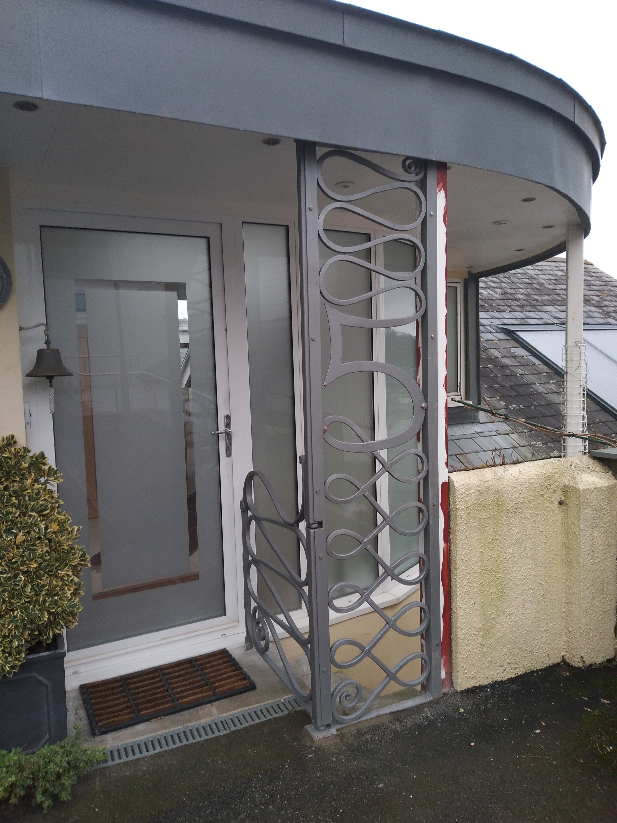 'No 5' screen and gate (JC)