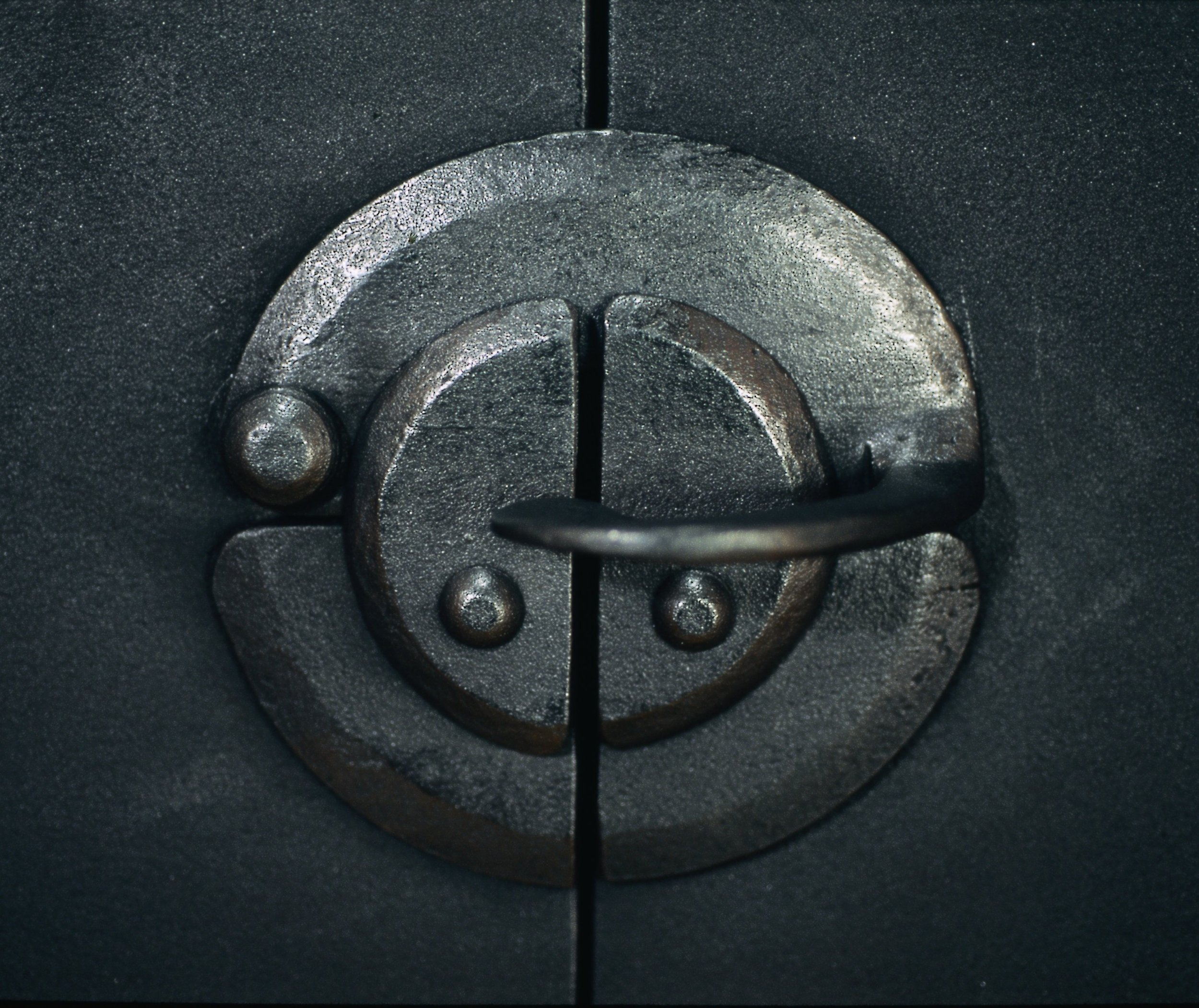Circular fire door latch