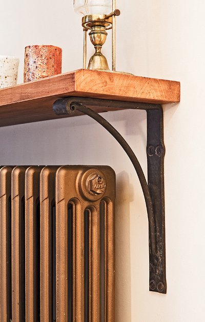 Reinforced shelf bracket