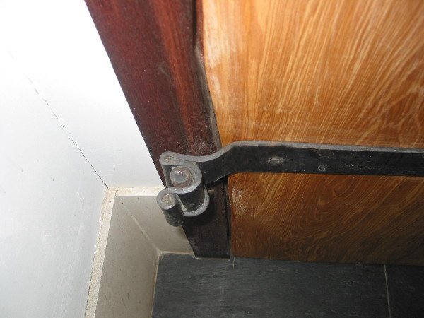 "Push me pull you" bottom hinge arrangement