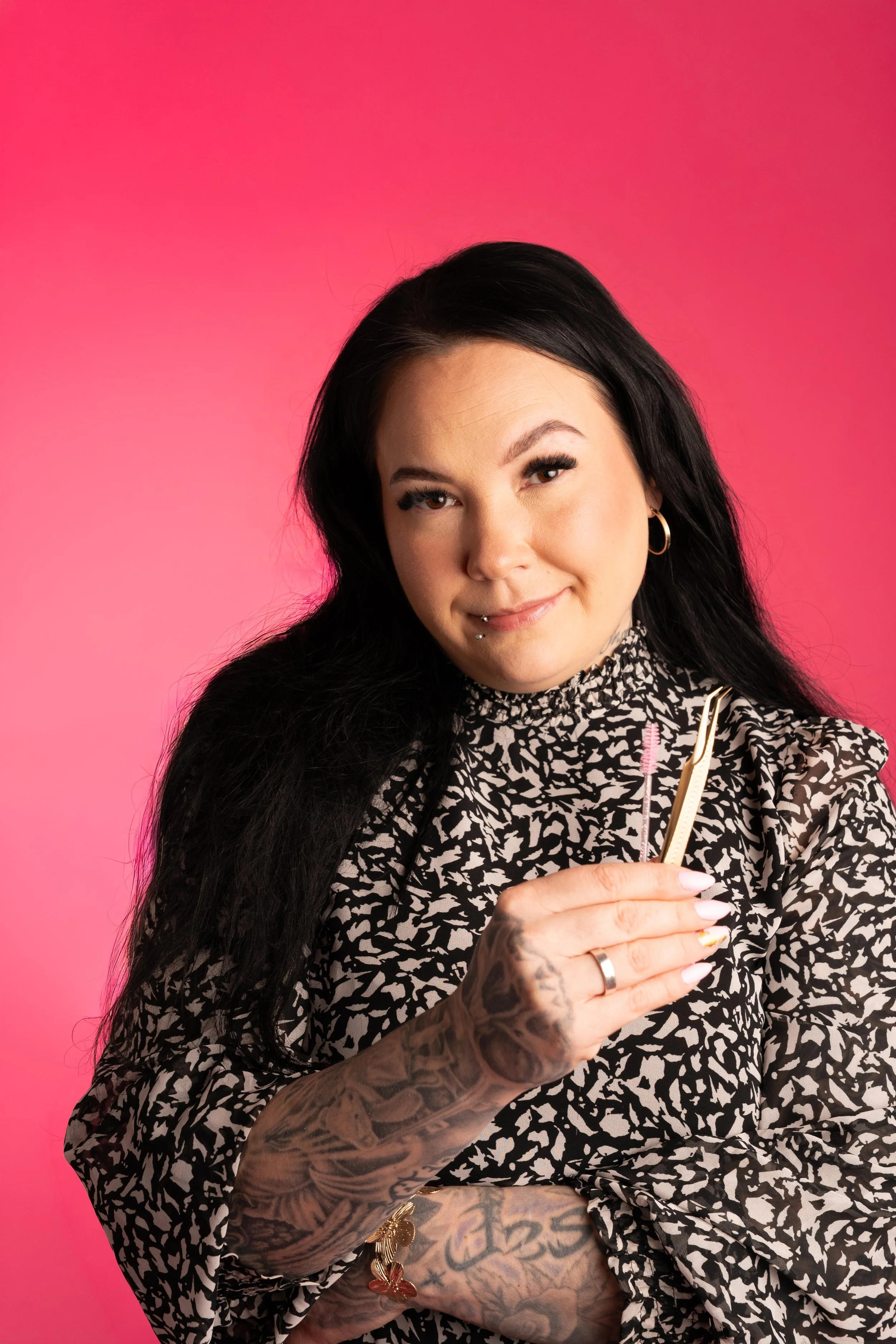 Brändivalokuvaus kauneusalan yrittäjälle studiossa