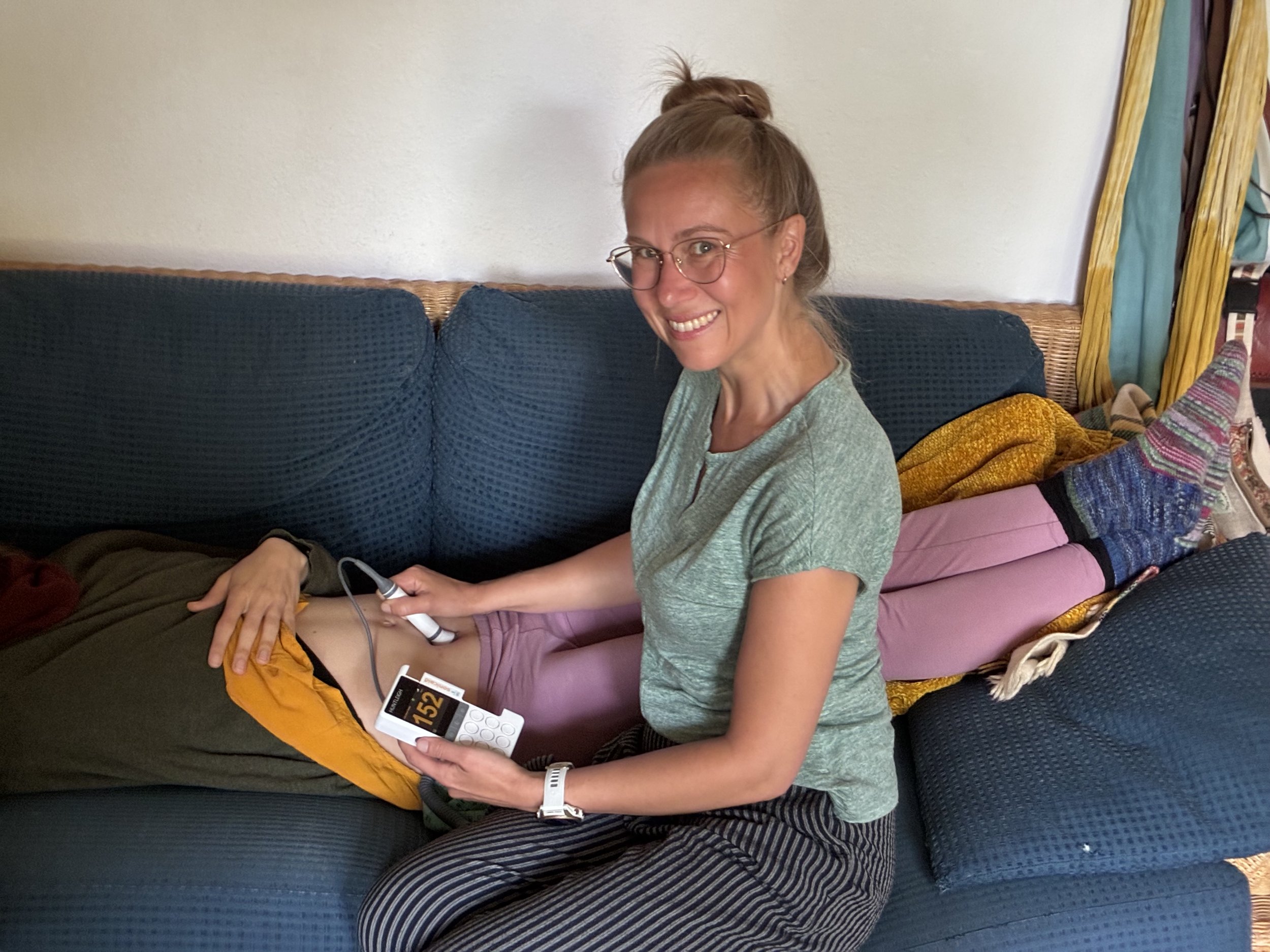 Hebamme hört Herztöne des Fötus in einer frühen Schwangerschaftswoche