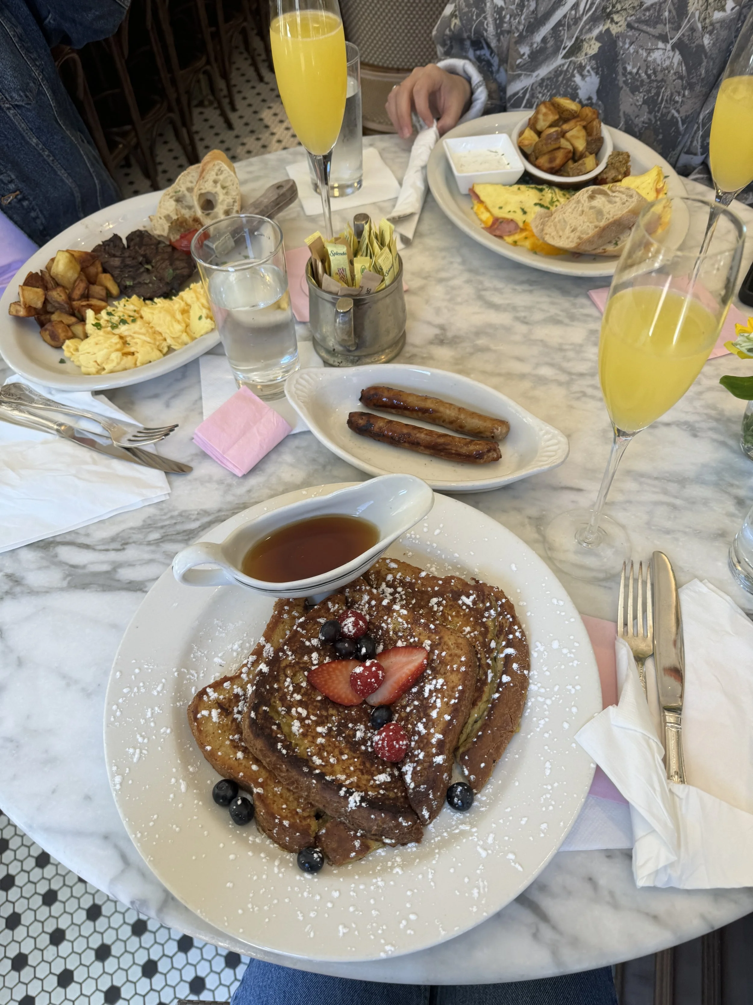 French bistro. Yummy brunch and great drinks. Outside area.