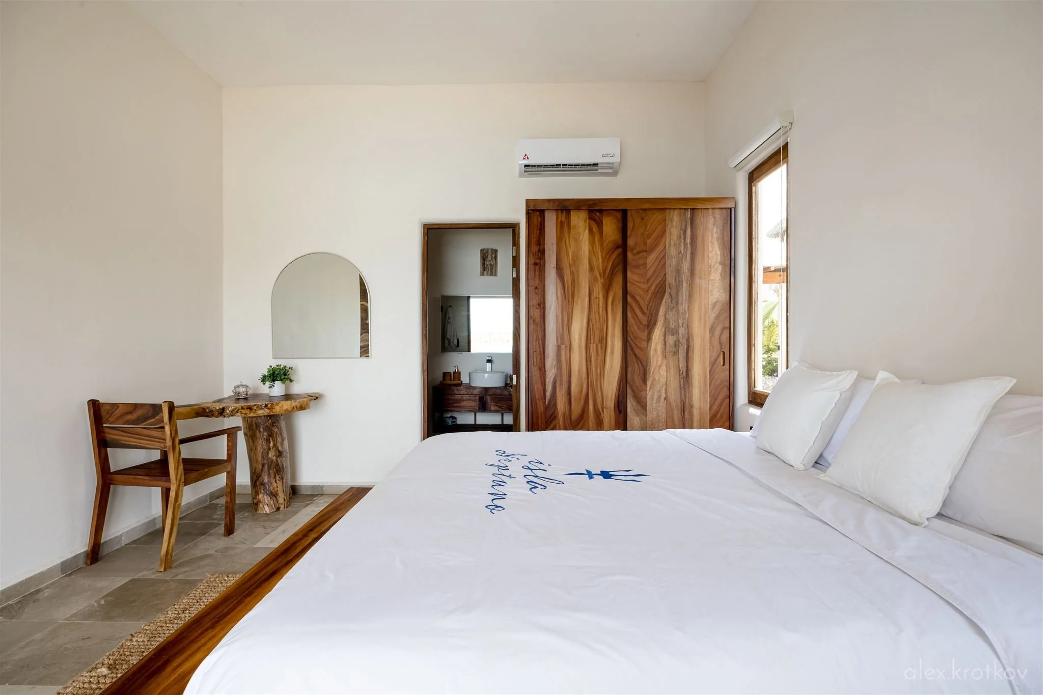 masterbedroom-isla-neptuno-puerto-escondido-alex-krotkov-0002_R6_10401-HDR_websize.jpg