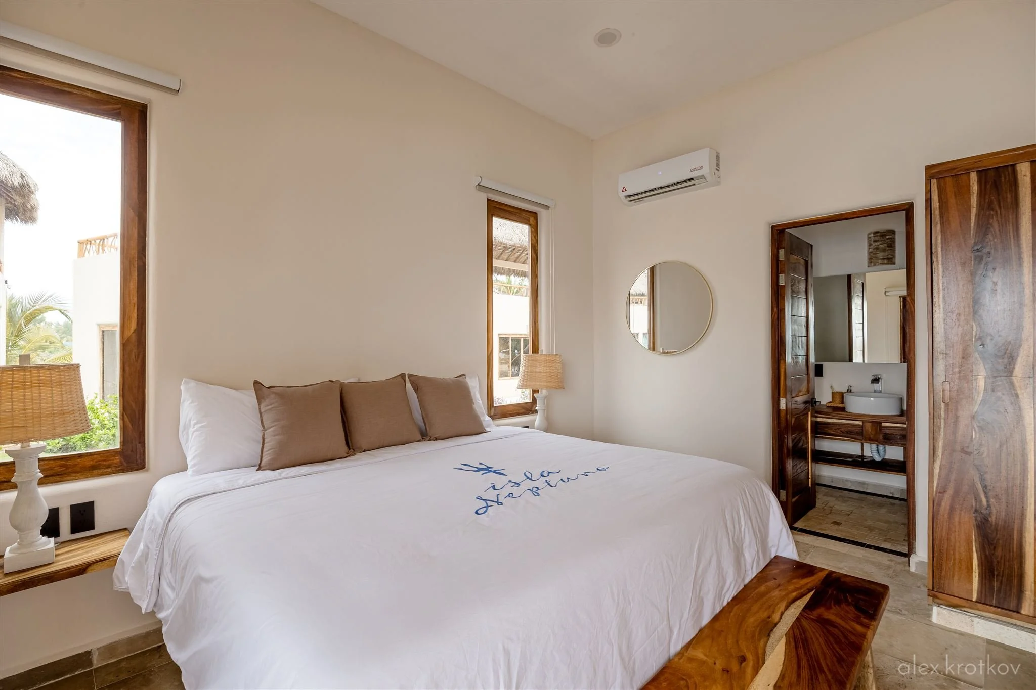 masterbedroom-isla-neptuno-puerto-escondido-alex-krotkov-0006_R6_10491-HDR_websize.jpg