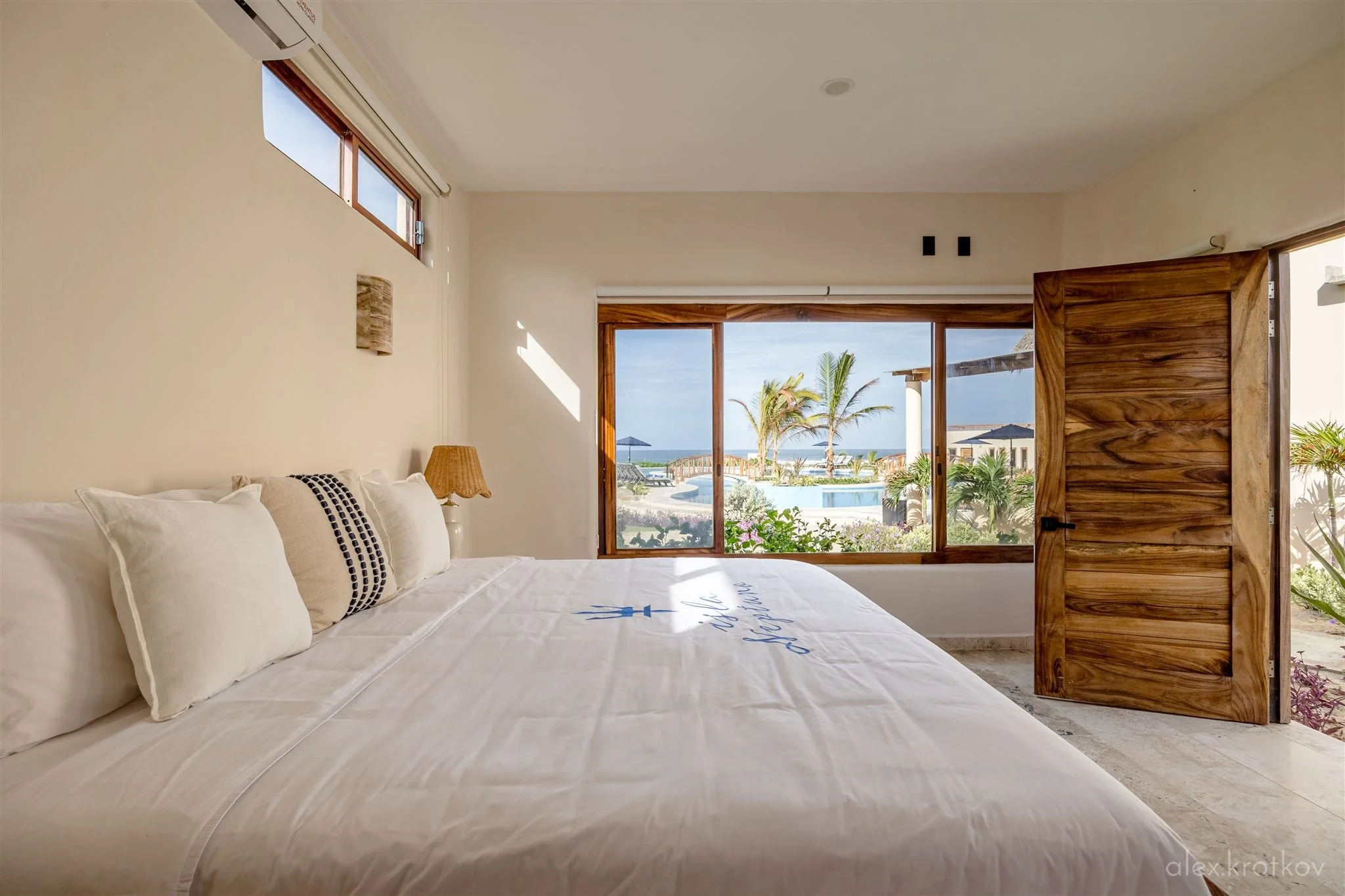 rooms1-3-isla-neptuno-puerto-escondido-alex-krotkov-0001_R6_11139-HDR_websize.jpg