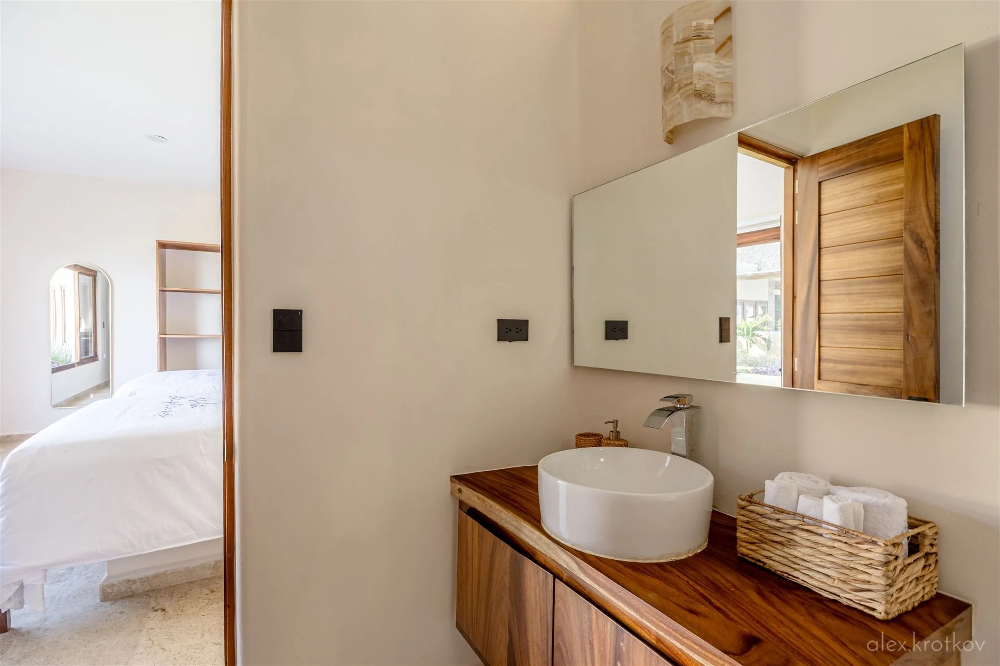 rooms1-3-isla-neptuno-puerto-escondido-alex-krotkov-0028_R6_11394-HDR_websize.jpg